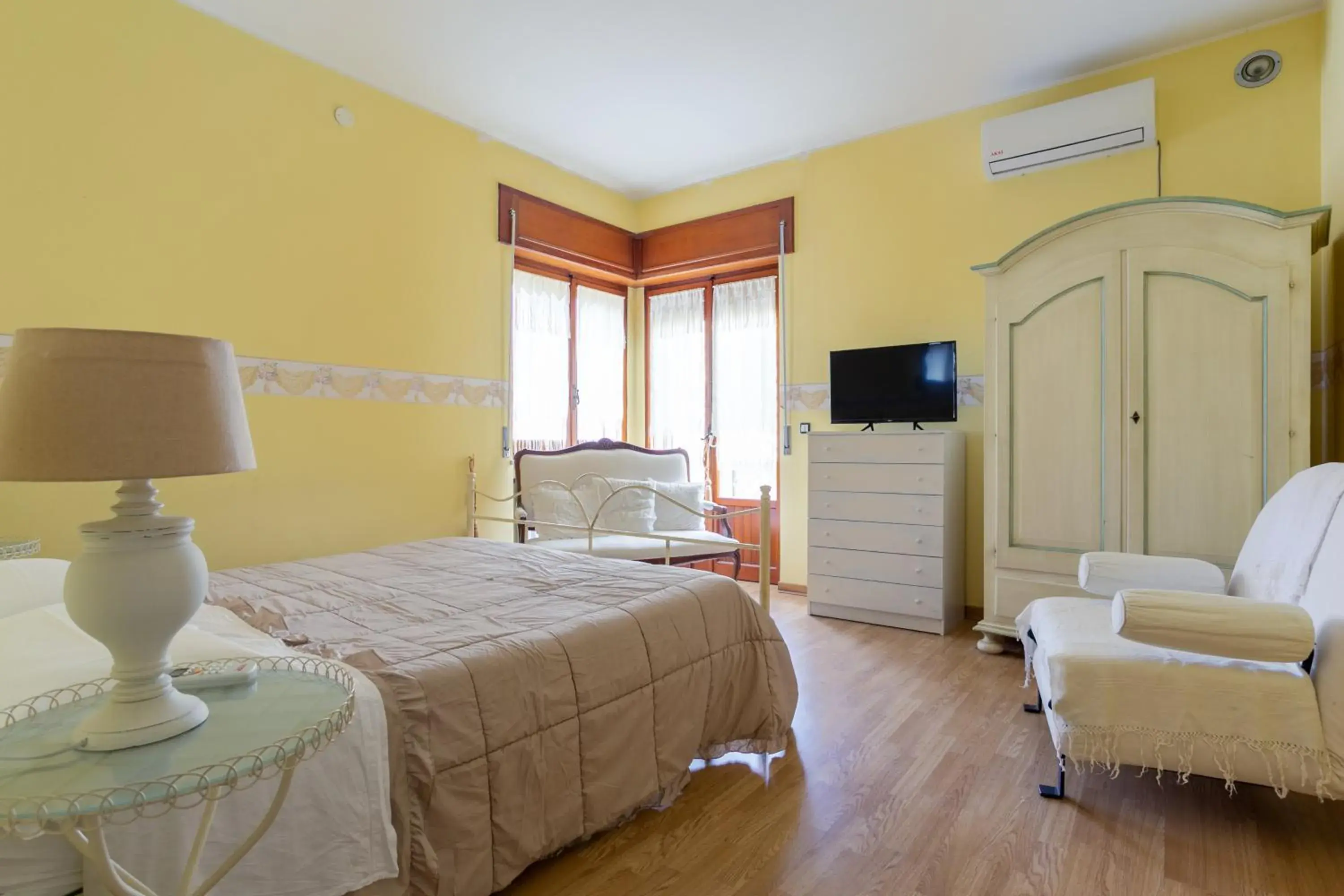 Triple Room with Private External Bathroom in Villa Carol Appartamento e B&B Triple Room with Private External Bathroom in Villa Carol Appartamento e B&B