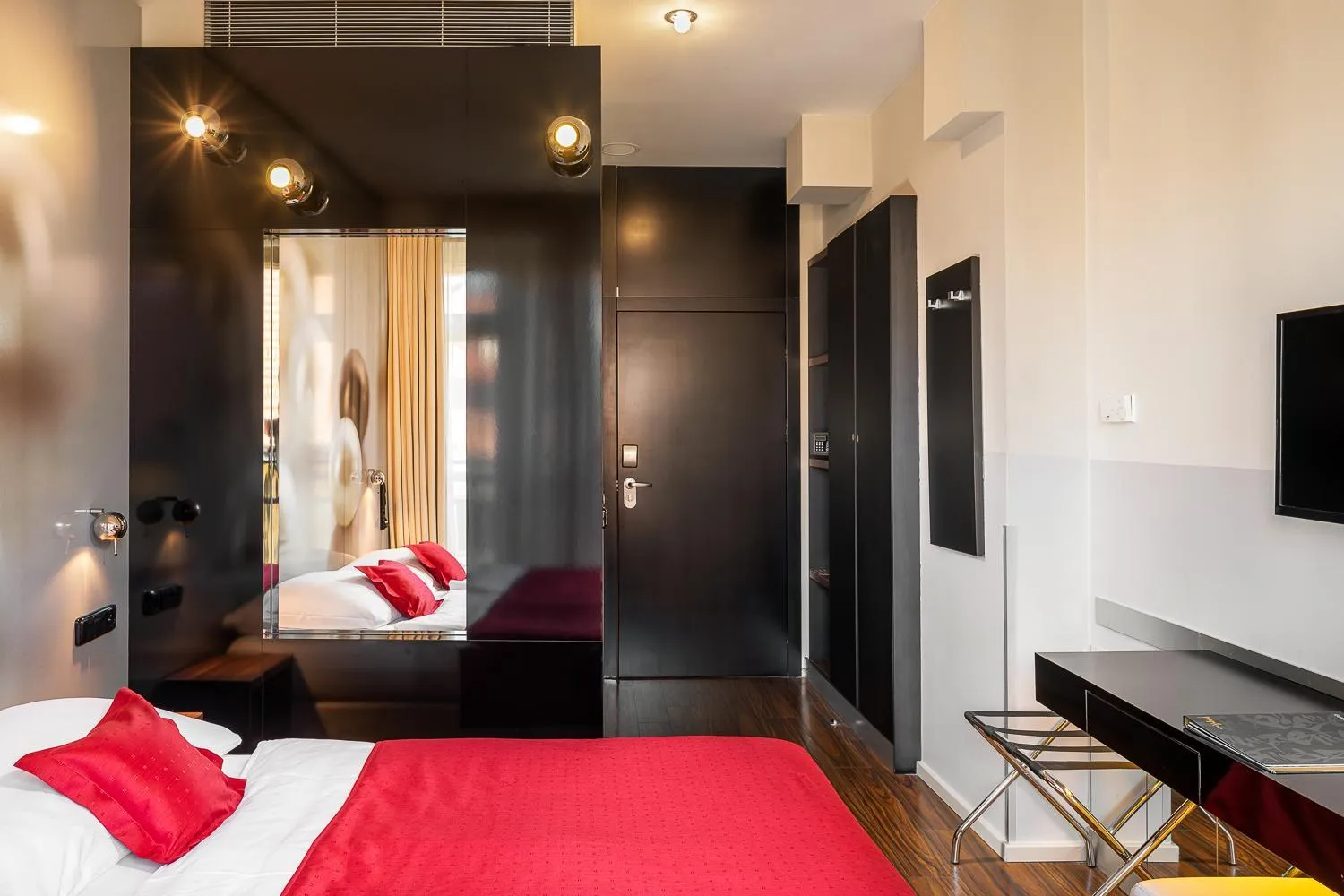 Communal lounge/ TV room, Bed in Perla Hotel