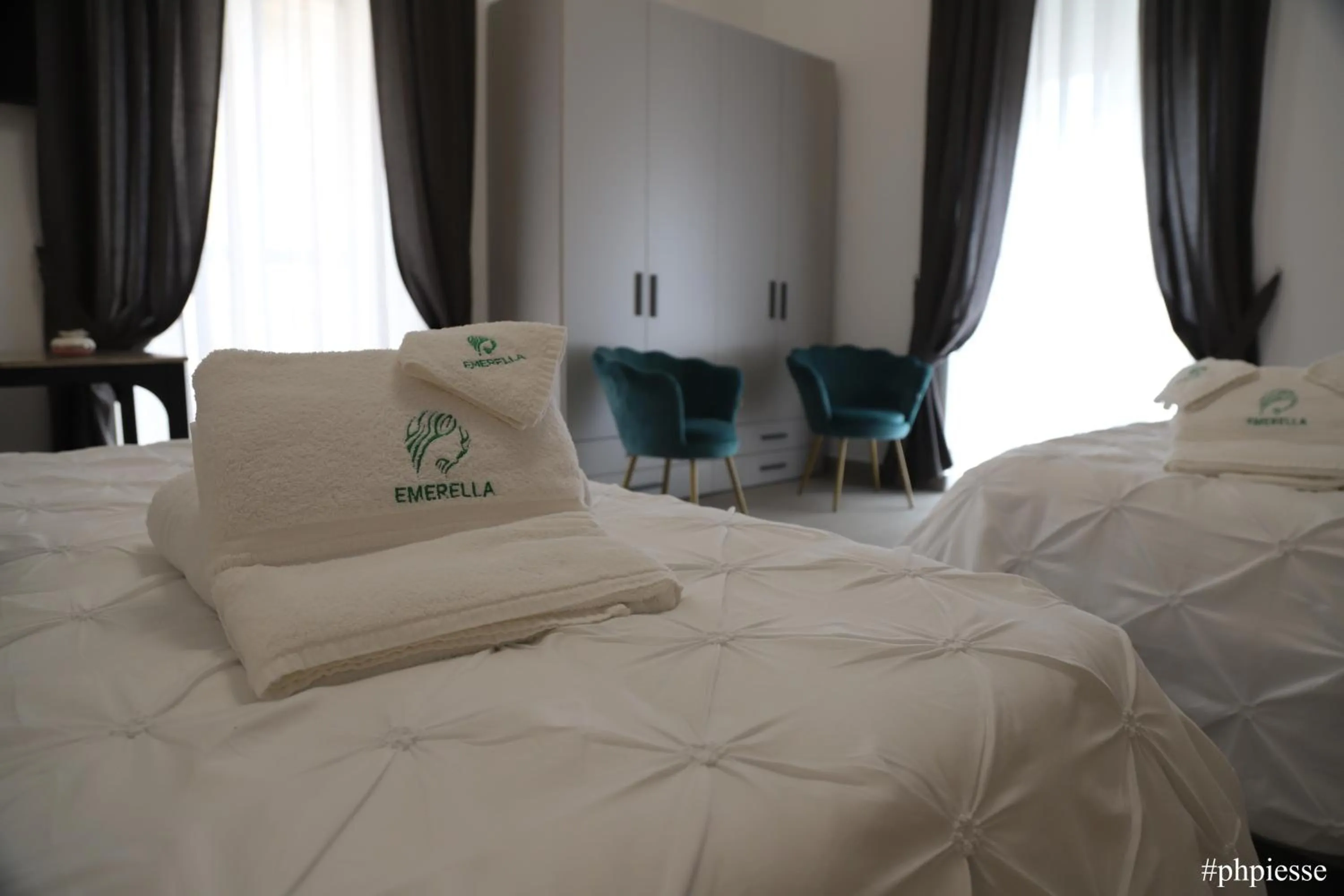 towels, Bed in Emerella Luxury Suites-Siderno Lungomare