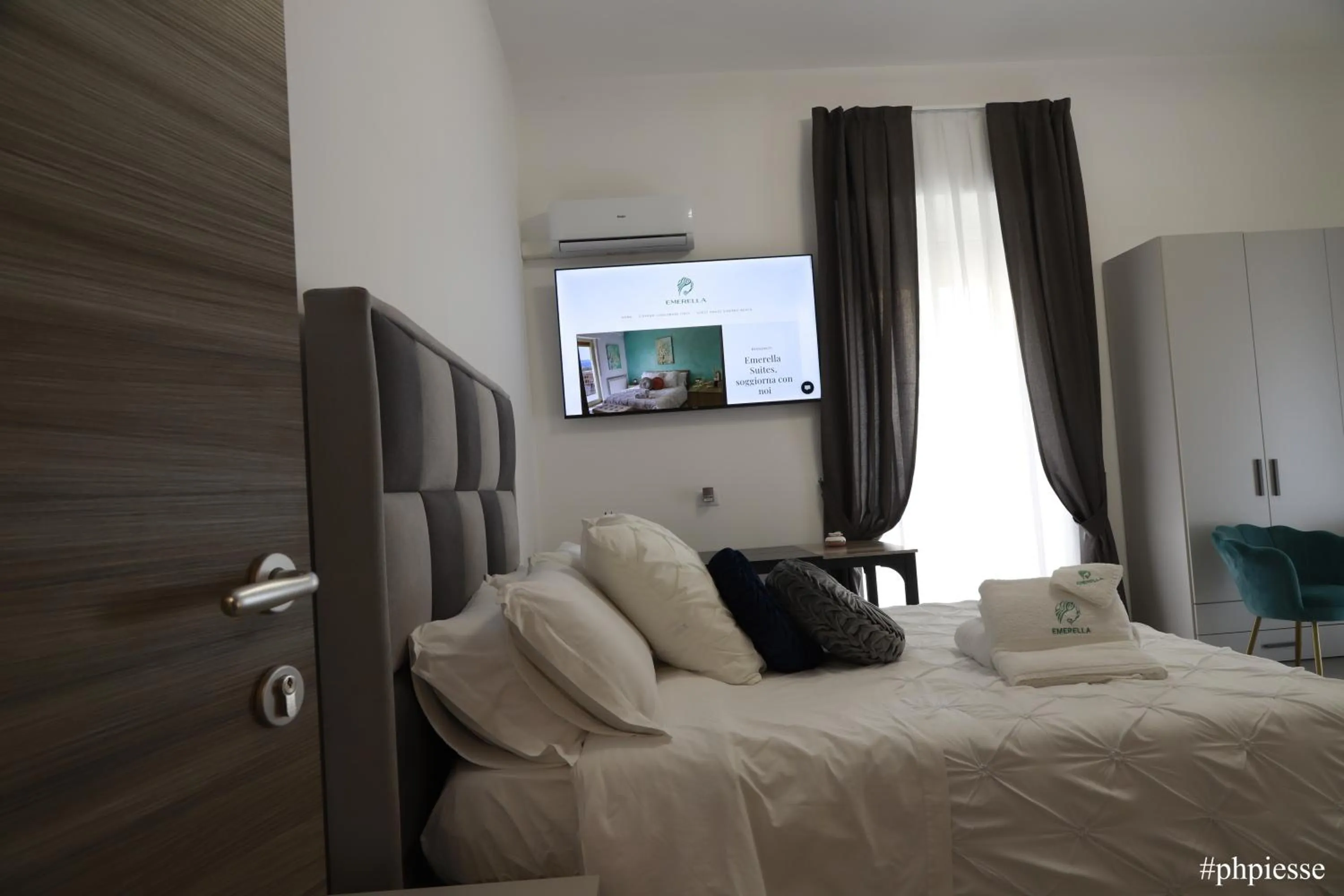 Bedroom, Bed in Emerella Luxury Suites-Siderno Lungomare