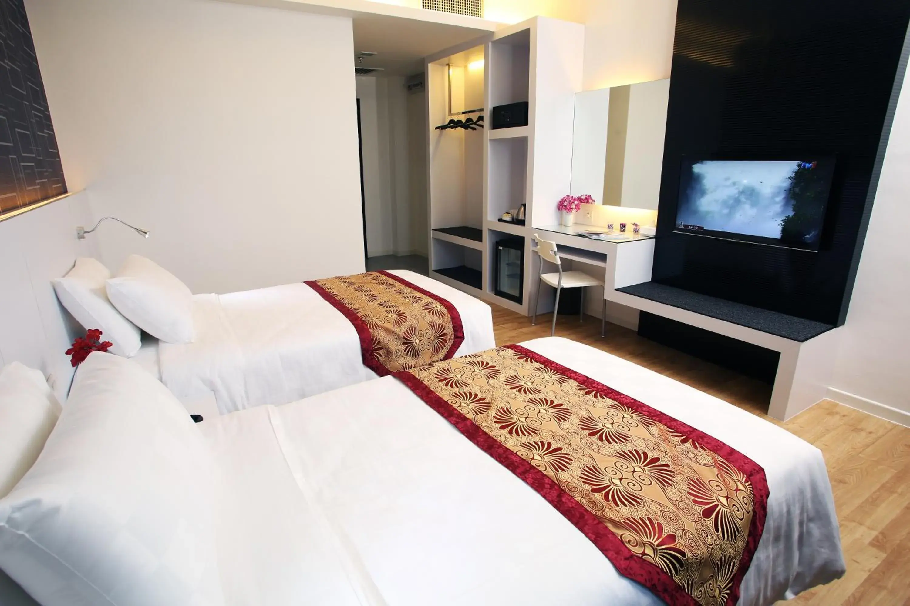 Bed, TV/Entertainment Center in Cairnhill Hotel Kuala Lumpur