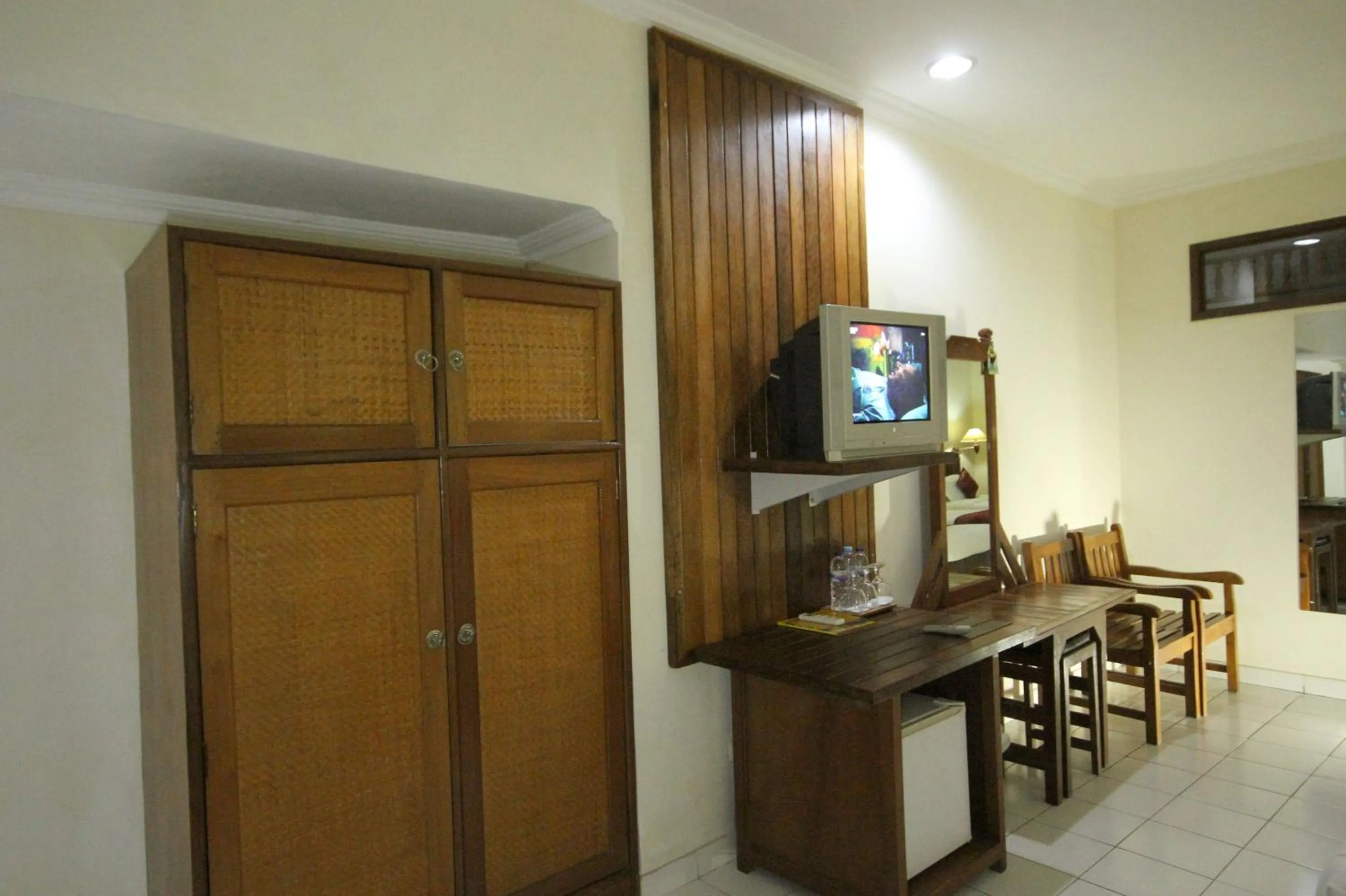 TV and multimedia in Swastika Guesthouse Sanur