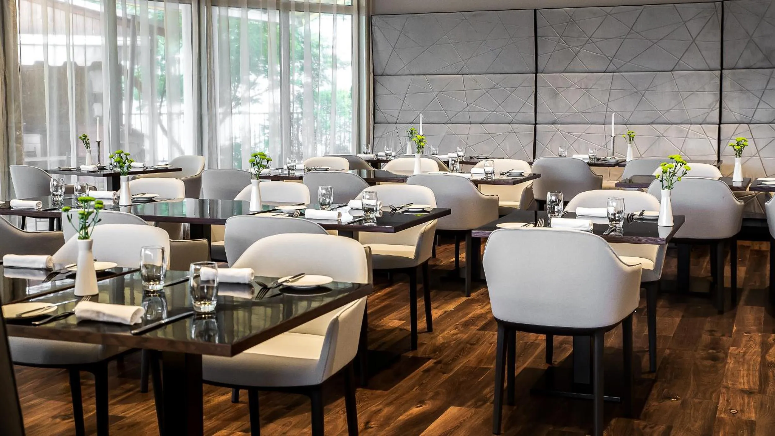 Restaurant/places to eat in NH Prague City