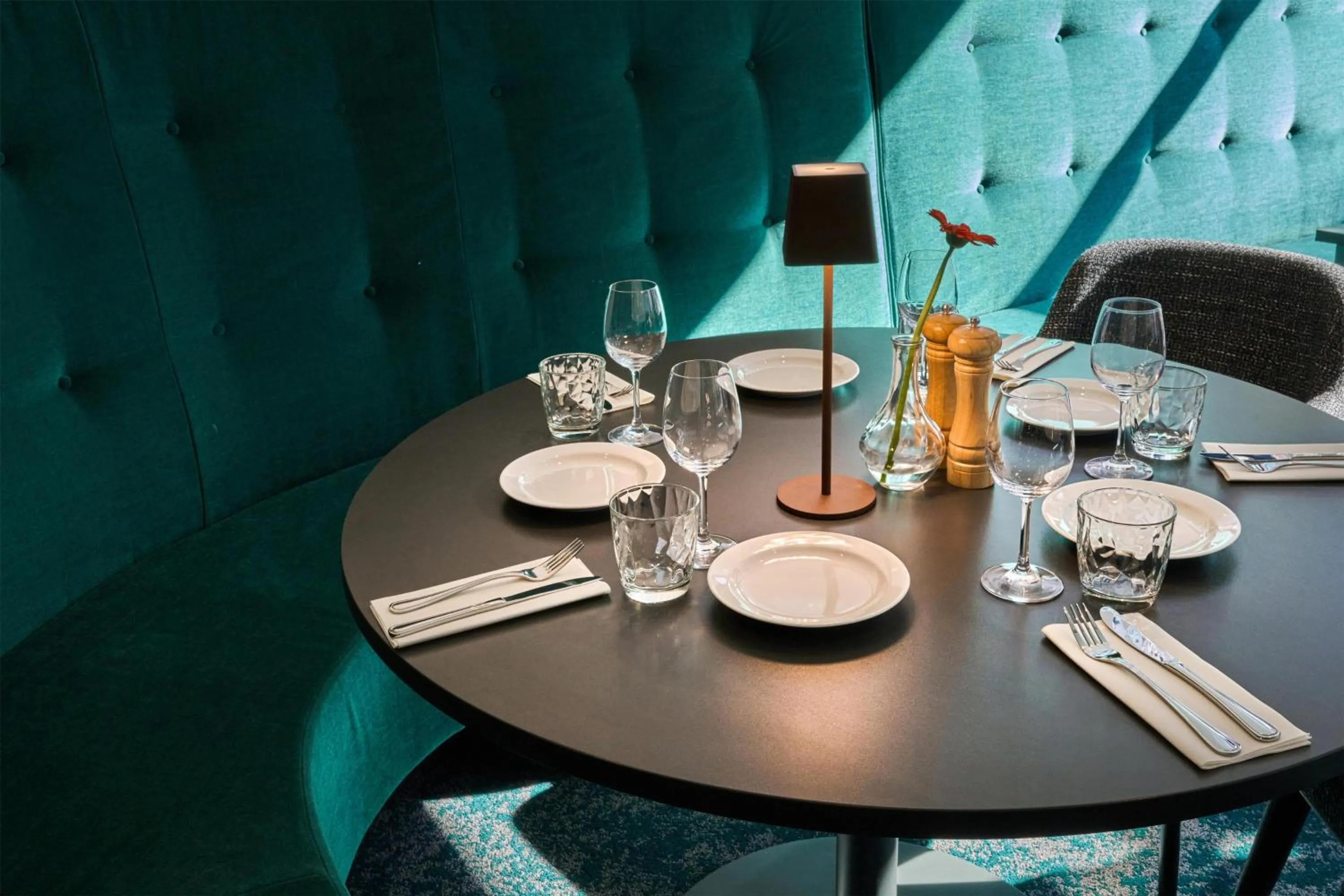 Restaurant/places to eat in NH Prague City