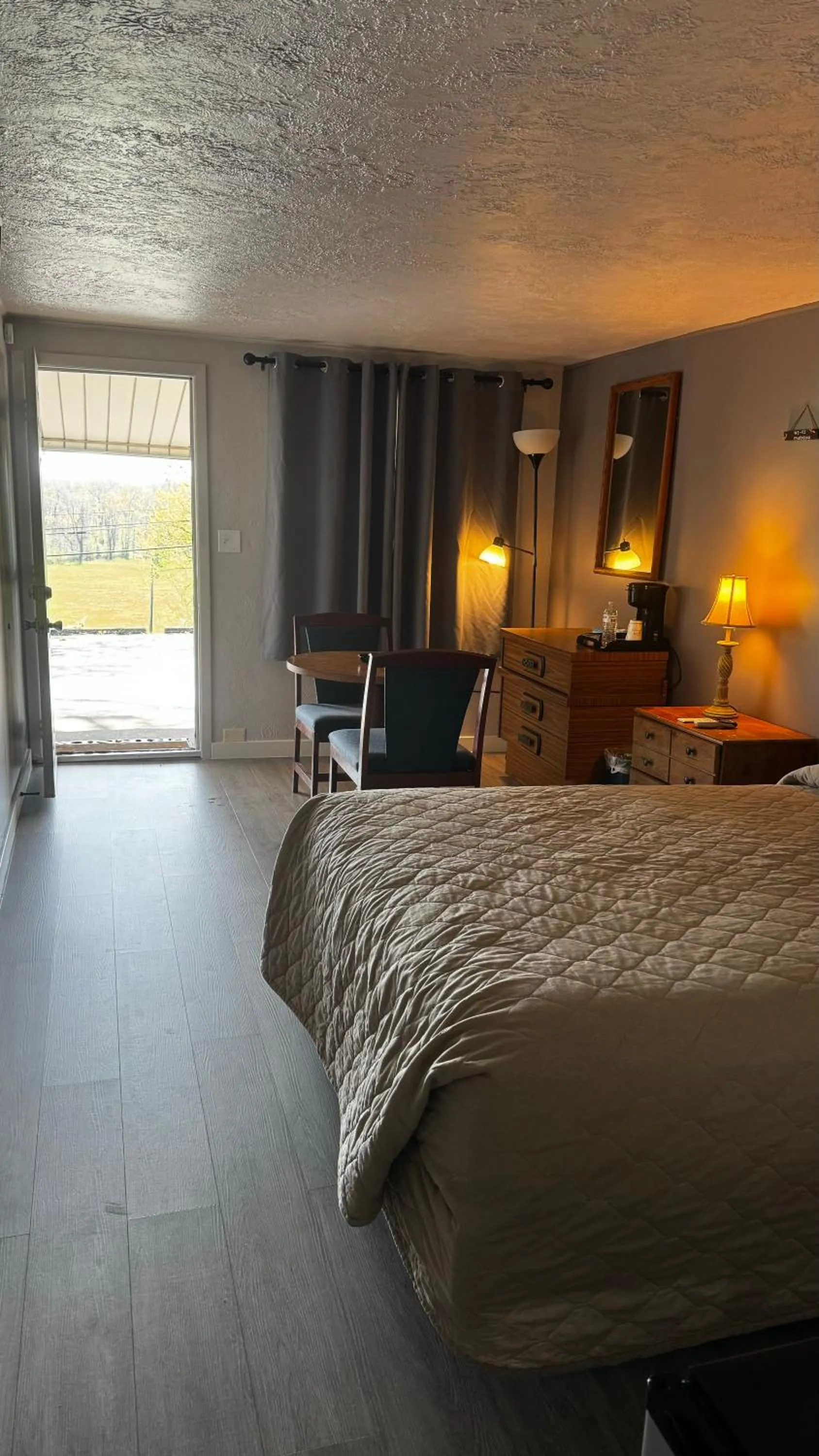 Photo of the whole room, Bed in Hopwood Motel