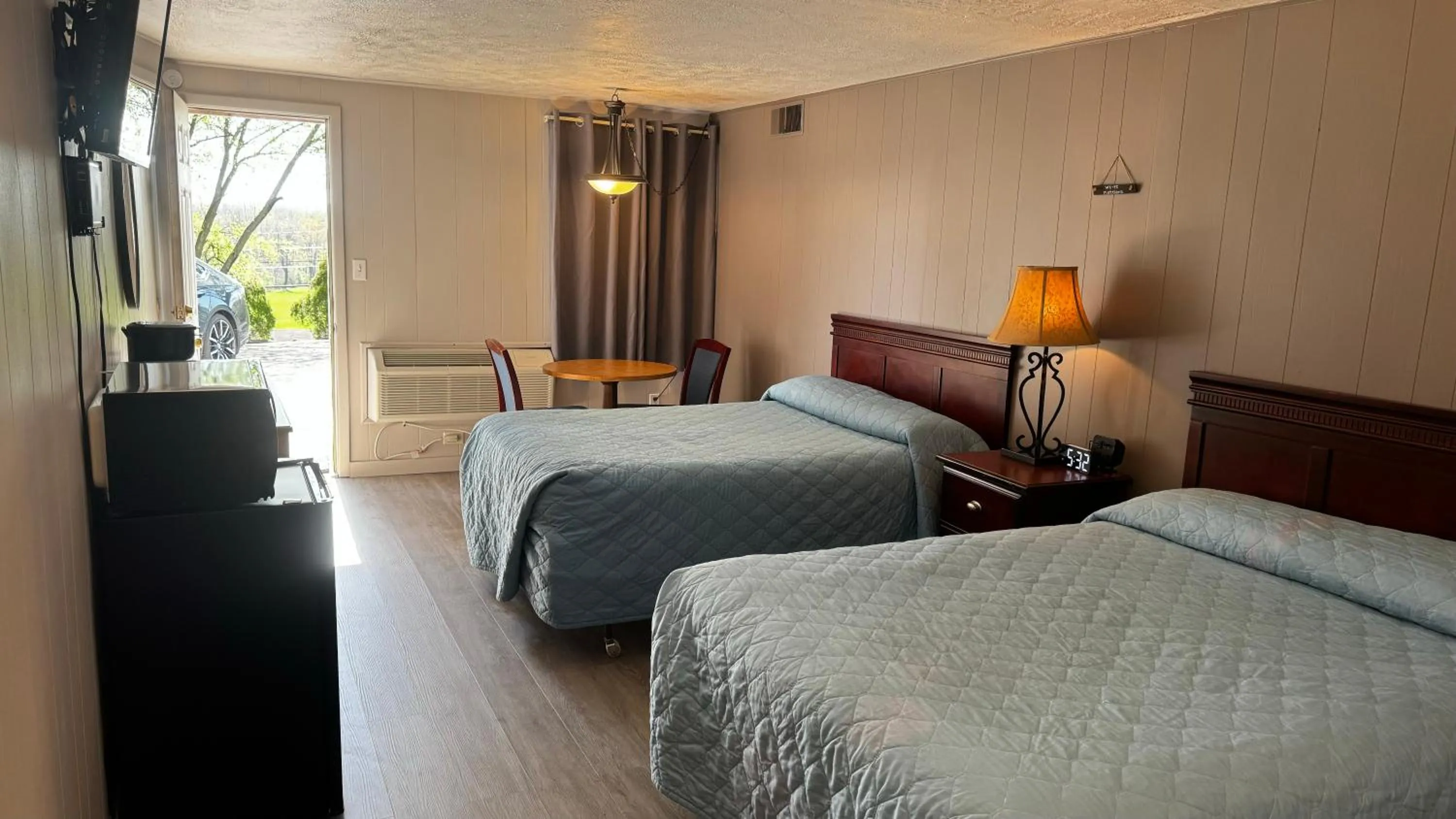 Photo of the whole room, Bed in Hopwood Motel