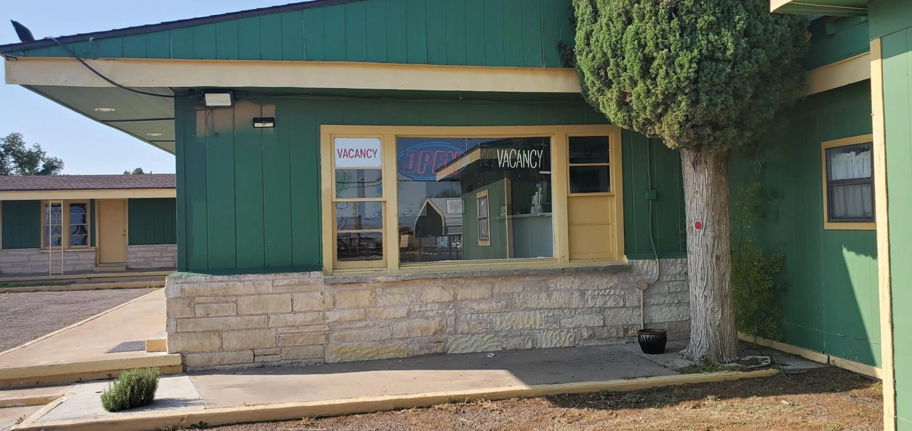 Facade/entrance in Town & Country