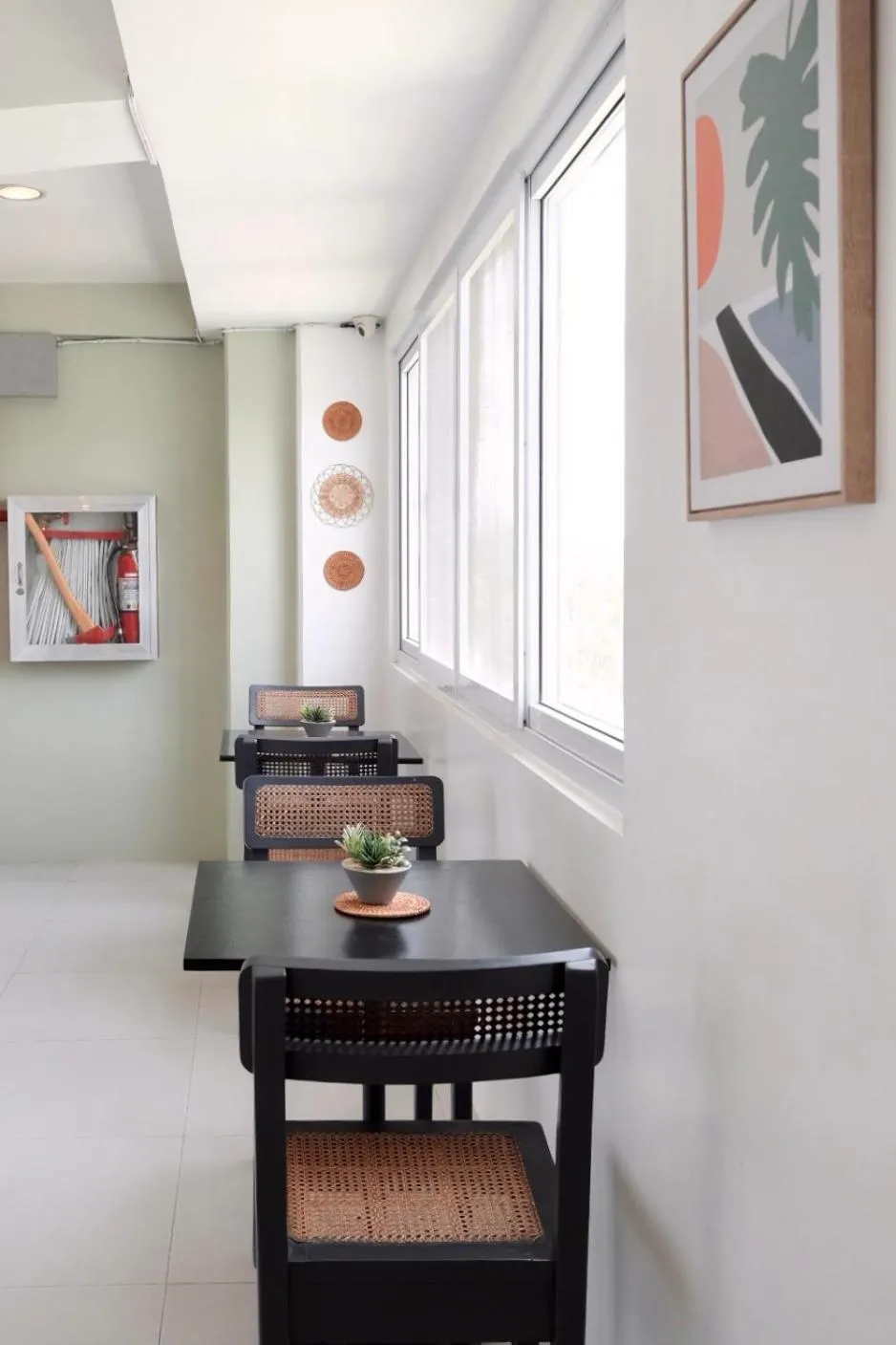 Beds & Friends Hostel Mactan with Pool and Bar