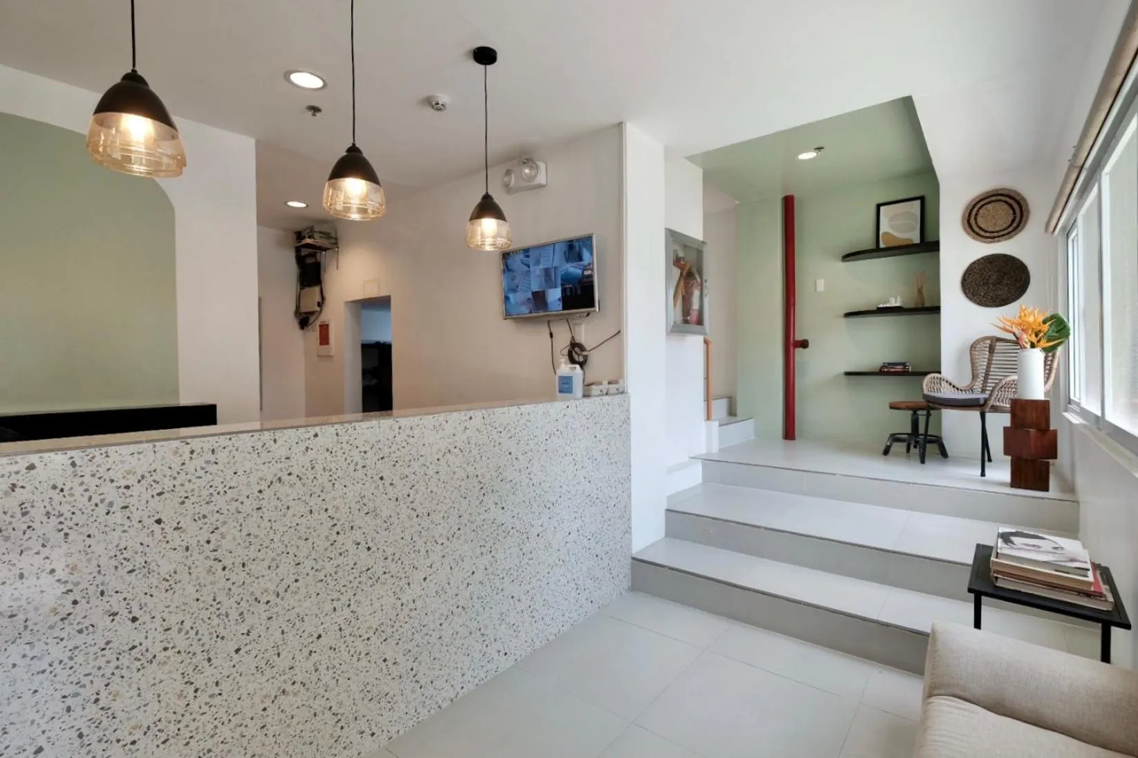 Beds & Friends Hostel Mactan with Pool and Bar