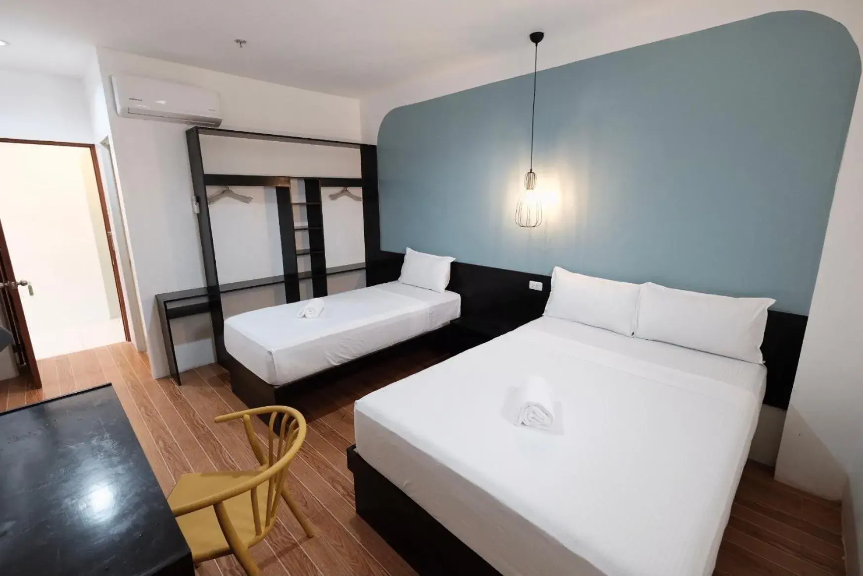 Triple Room in Beds & Friends Hostel Mactan with Pool and Bar Triple Room in Beds & Friends Hostel Mactan with Pool and Bar