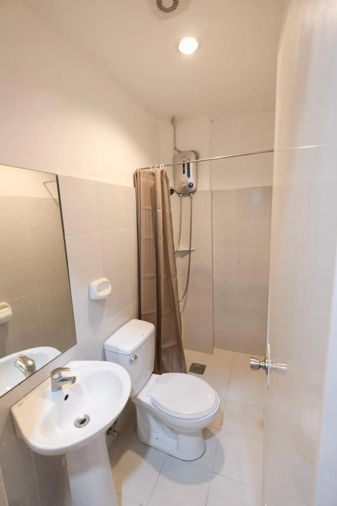 Beds & Friends Hostel Mactan with Pool and Bar