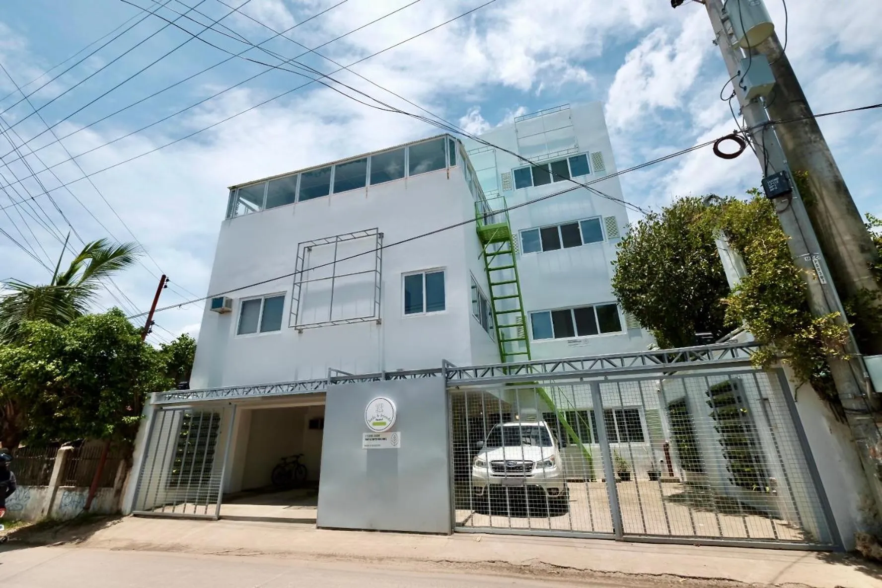 Beds & Friends Hostel Mactan with Pool and Bar