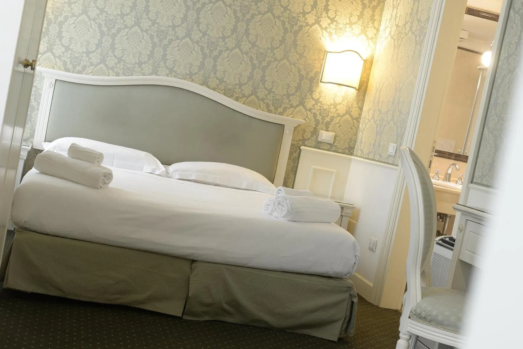 Bathroom, Bed in Corte Barozzi Venice Suites