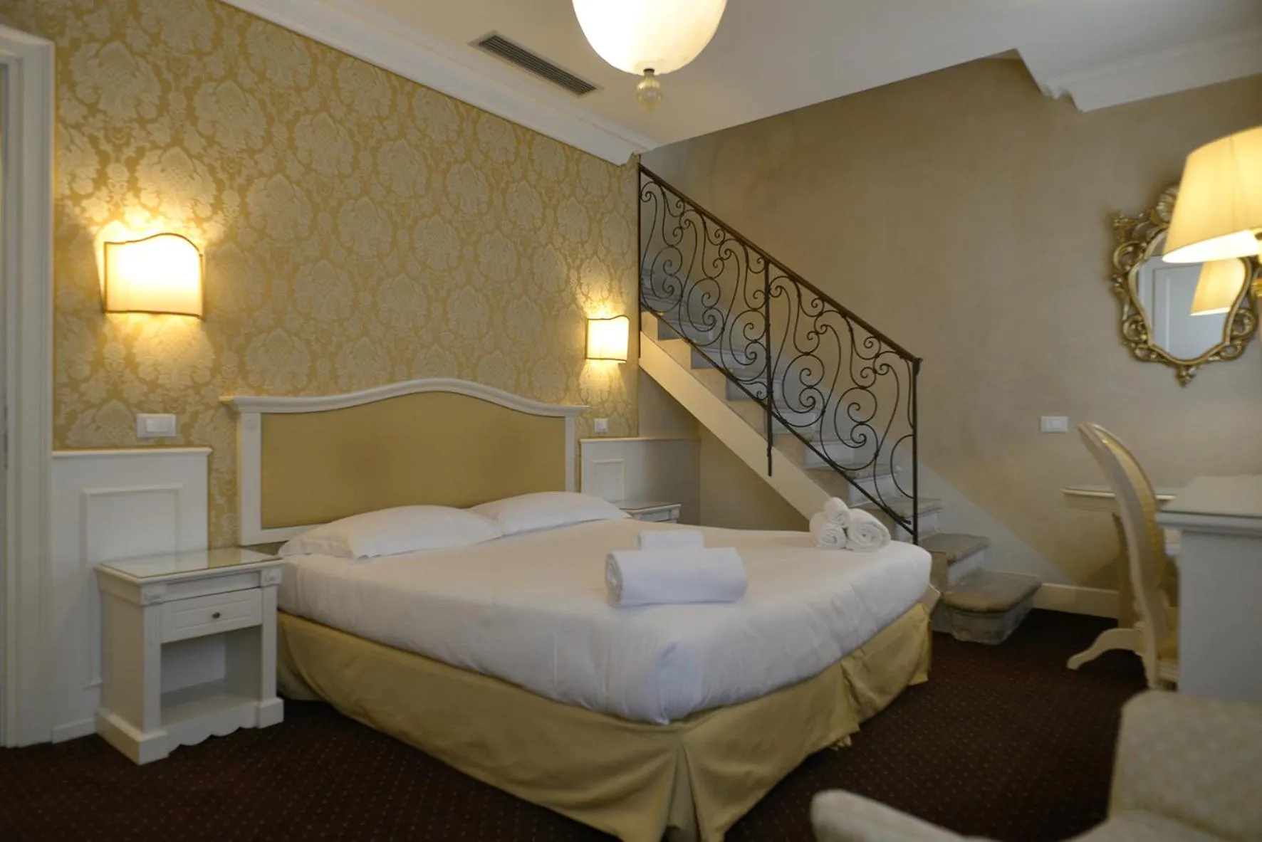 Bed in Corte Barozzi Venice Suites