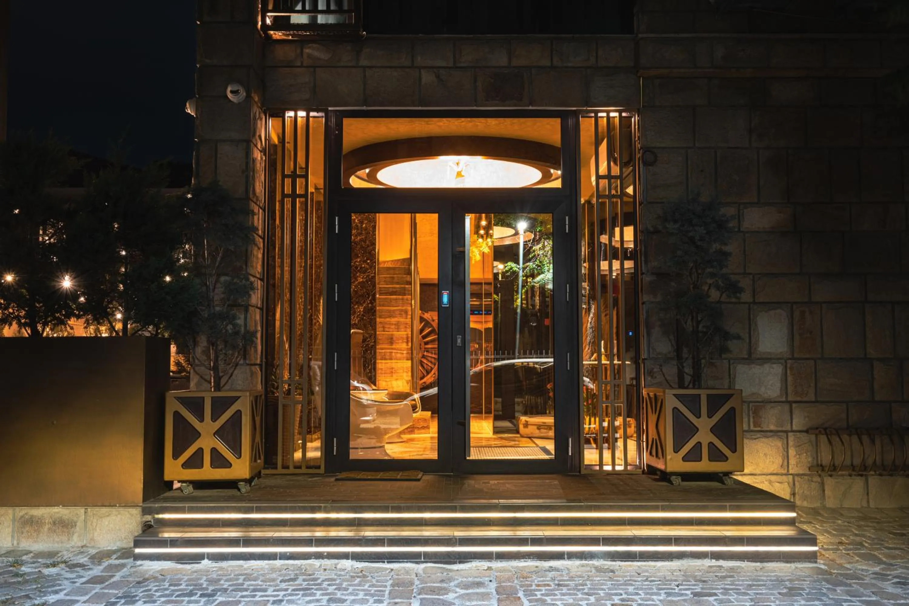Facade/entrance in HIDDEN BANK: Golden