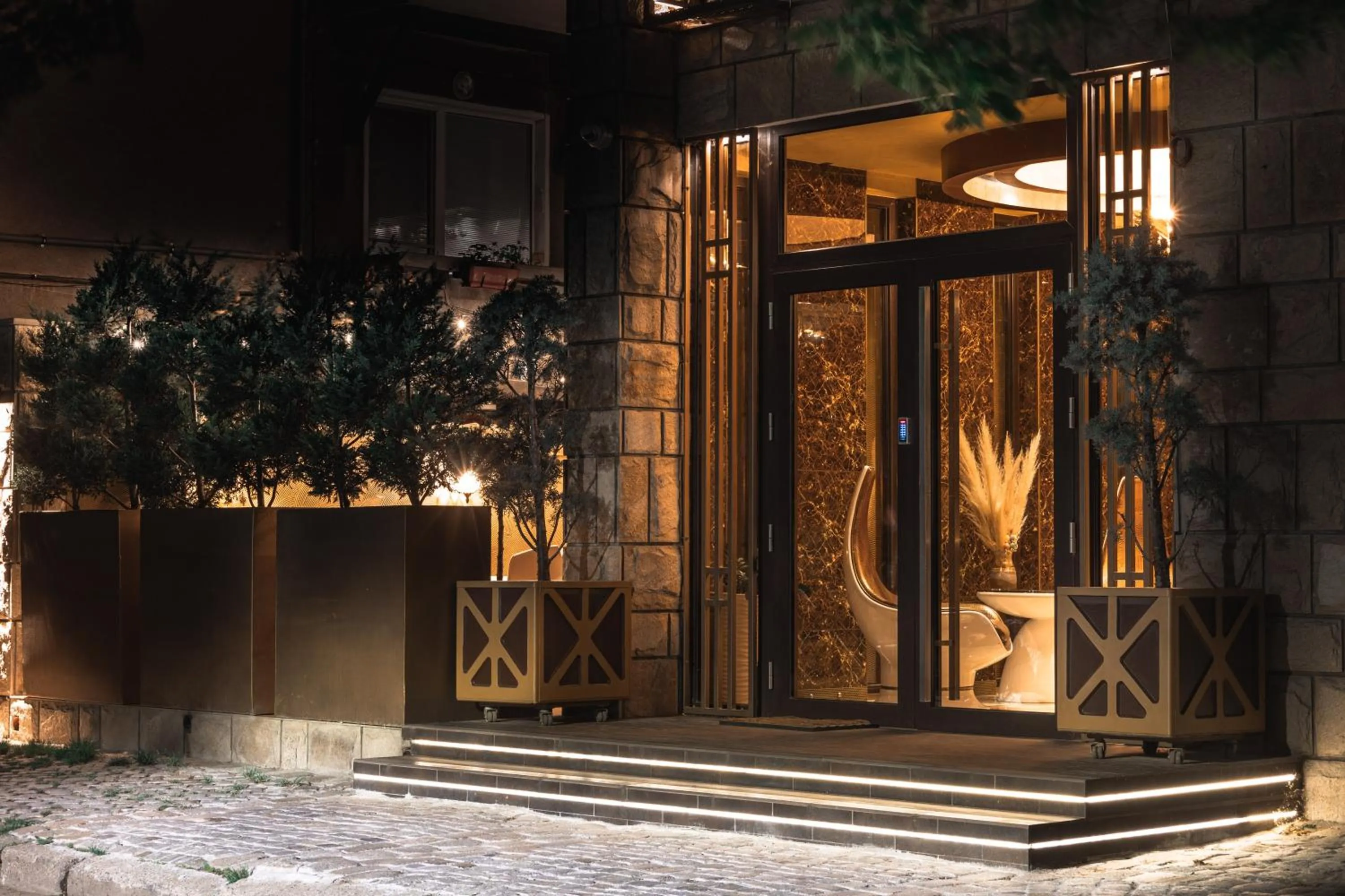 Facade/entrance in HIDDEN BANK: Golden