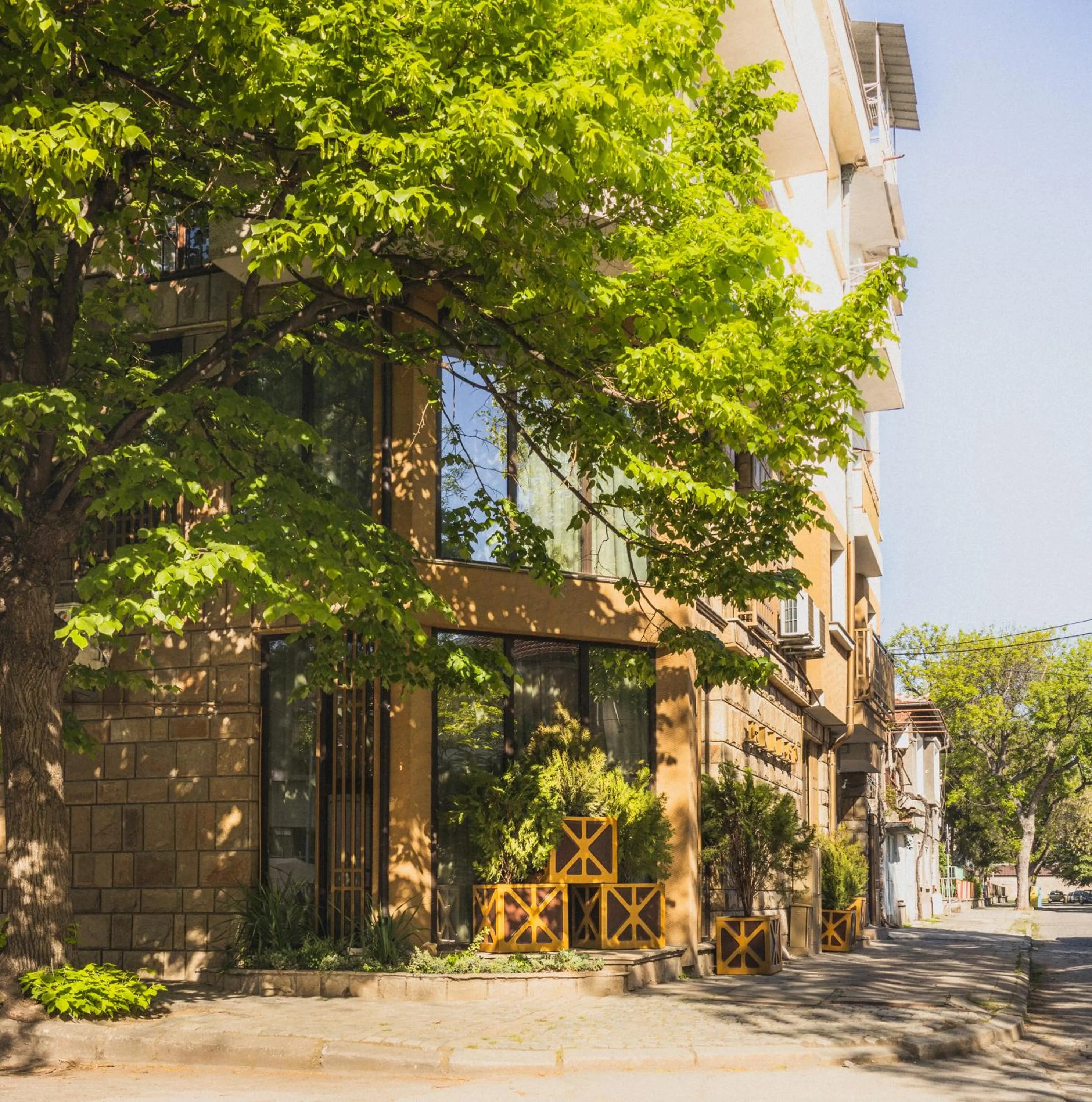 Neighbourhood in HIDDEN BANK: Golden
