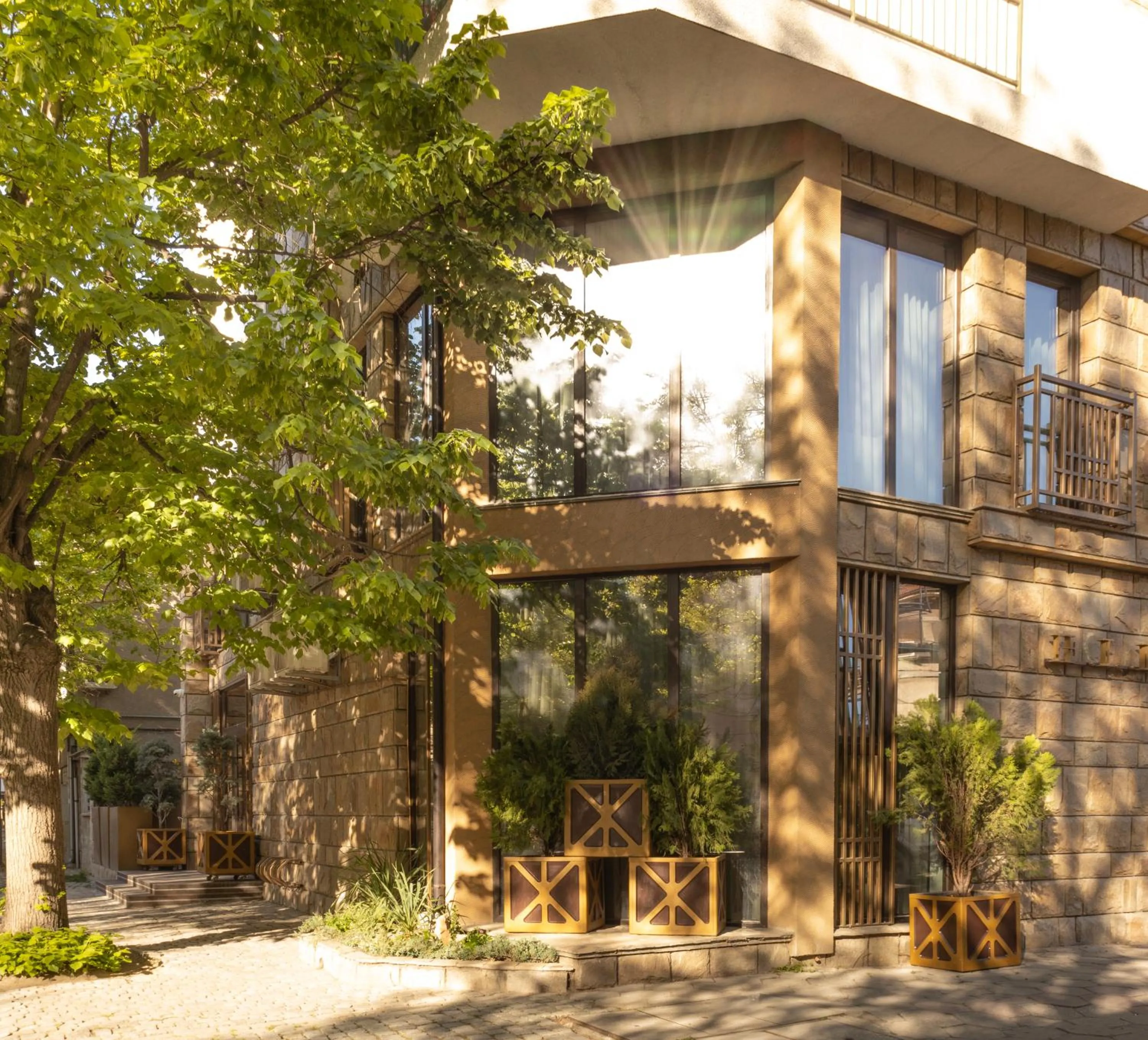Property building in HIDDEN BANK: Golden