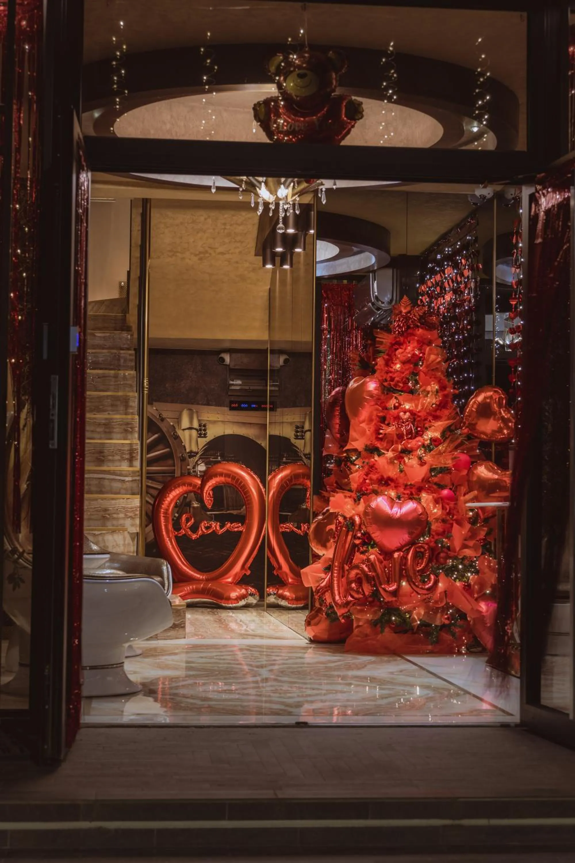 Lobby or reception in HIDDEN BANK: Golden