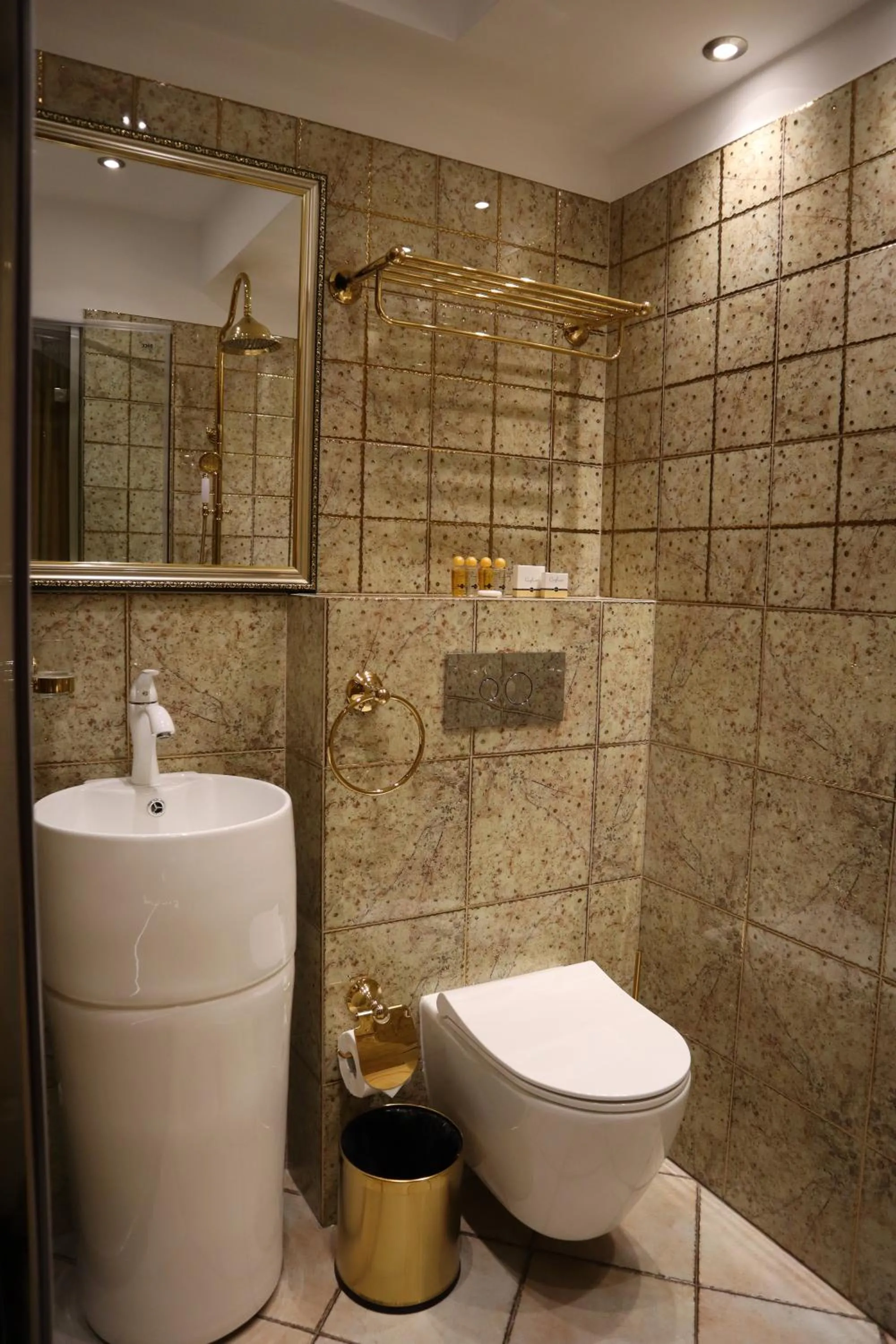 Bathroom in HIDDEN BANK: Golden