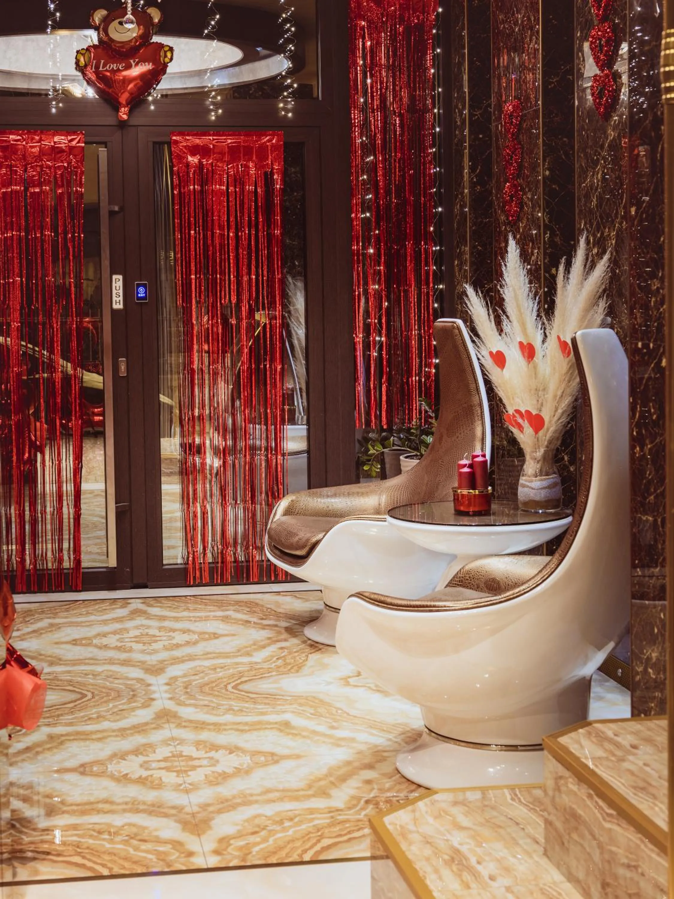 Lobby or reception in HIDDEN BANK: Golden