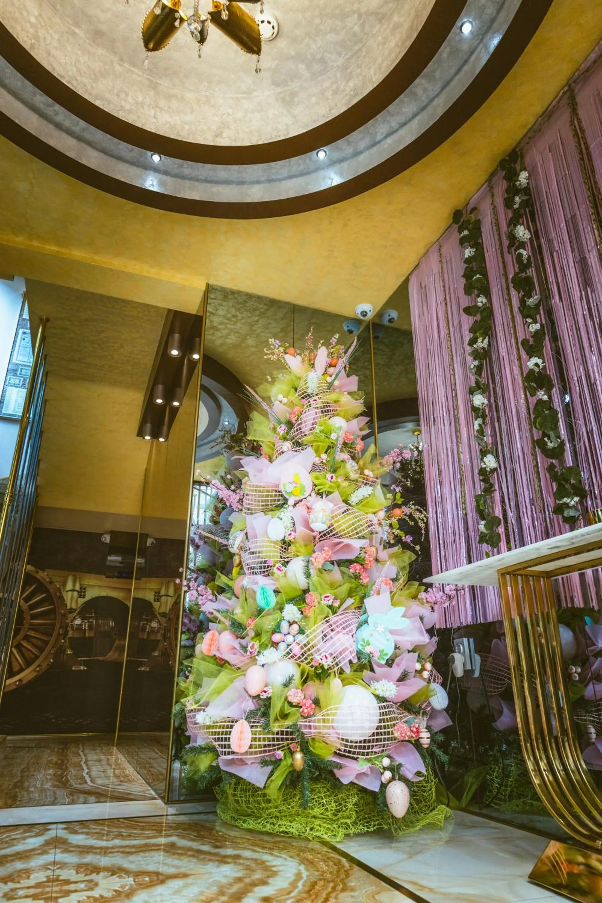 Decorative detail in HIDDEN BANK: Golden