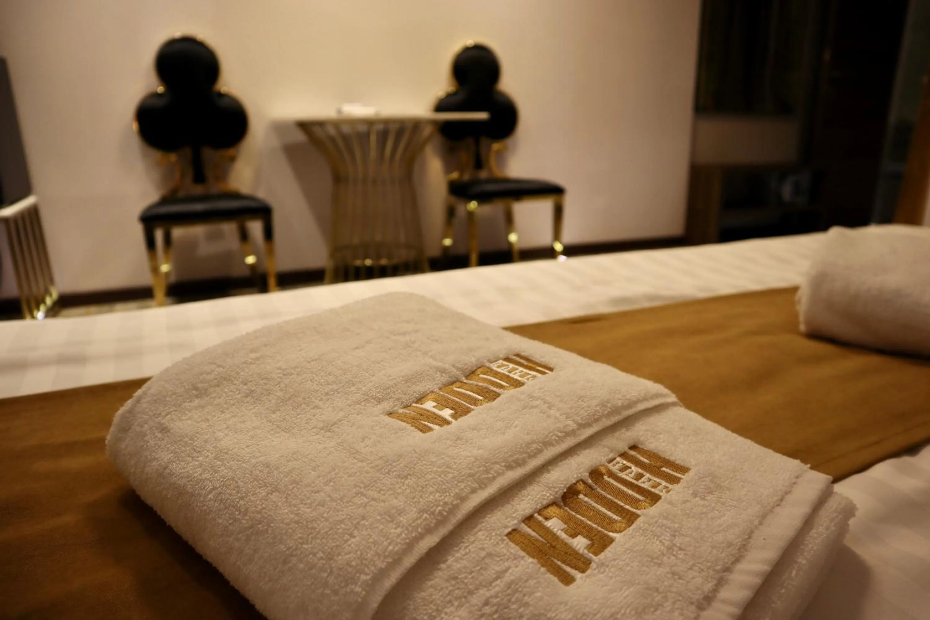 Property logo or sign, Bed in HIDDEN BANK: Golden
