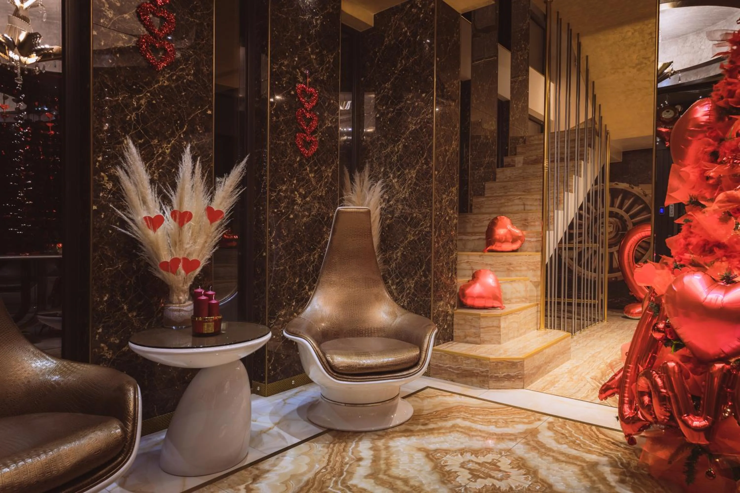 Lobby or reception in HIDDEN BANK: Golden