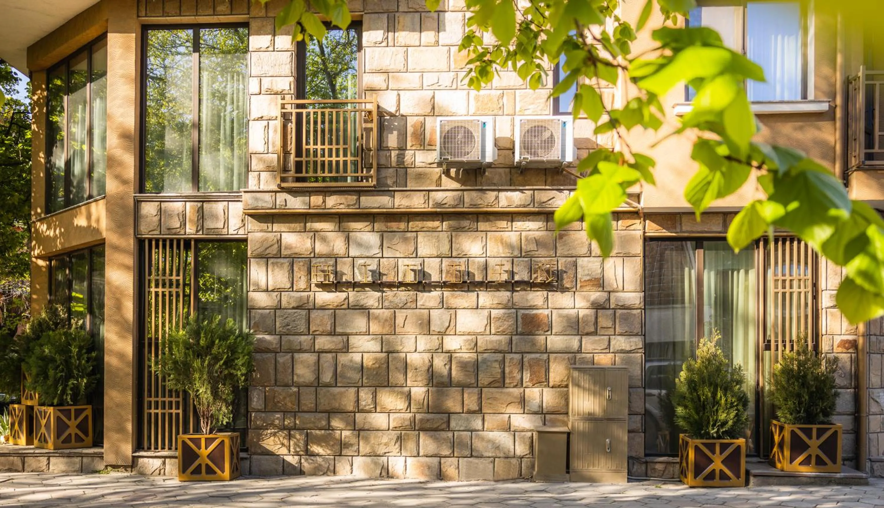 Property building in HIDDEN BANK: Golden