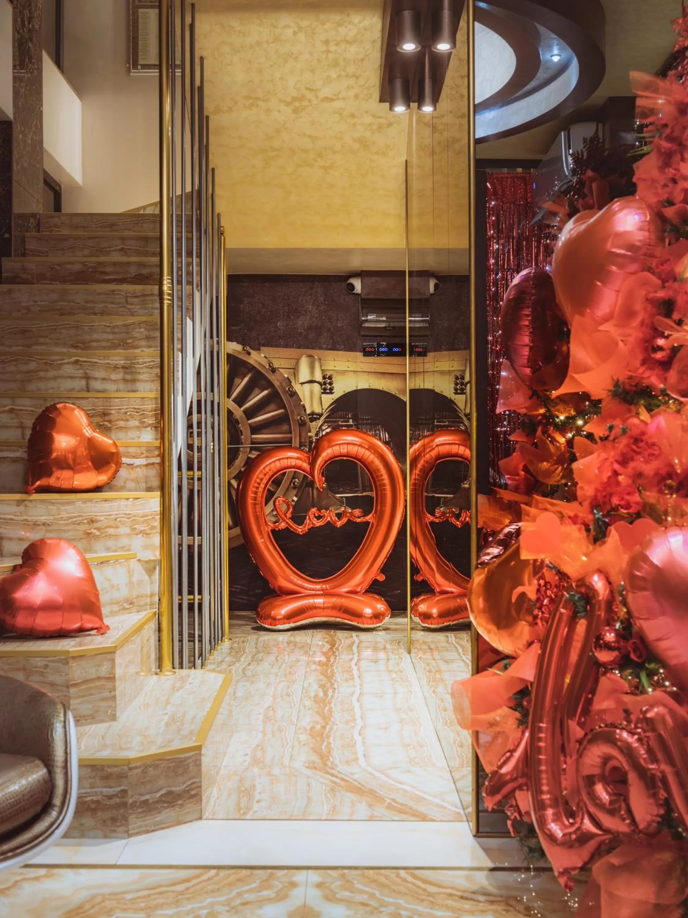 Lobby or reception in HIDDEN BANK: Golden