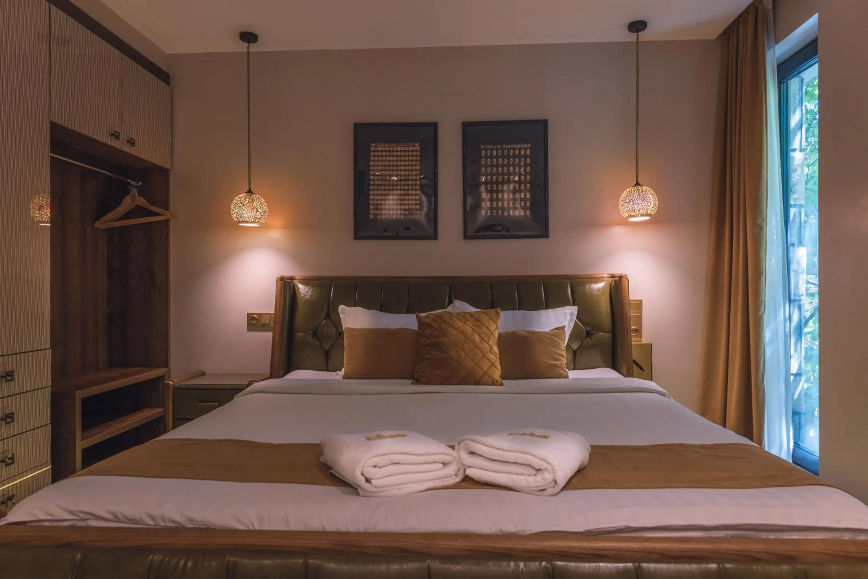 Bedroom, Bed in HIDDEN BANK: Golden