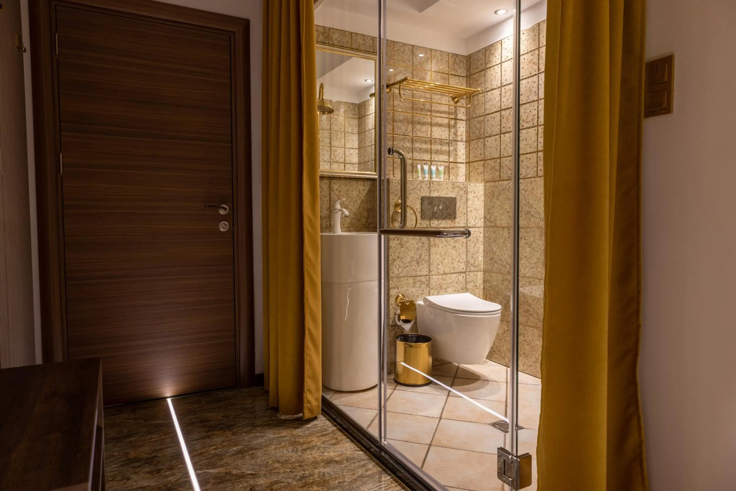 Bathroom in HIDDEN BANK: Golden