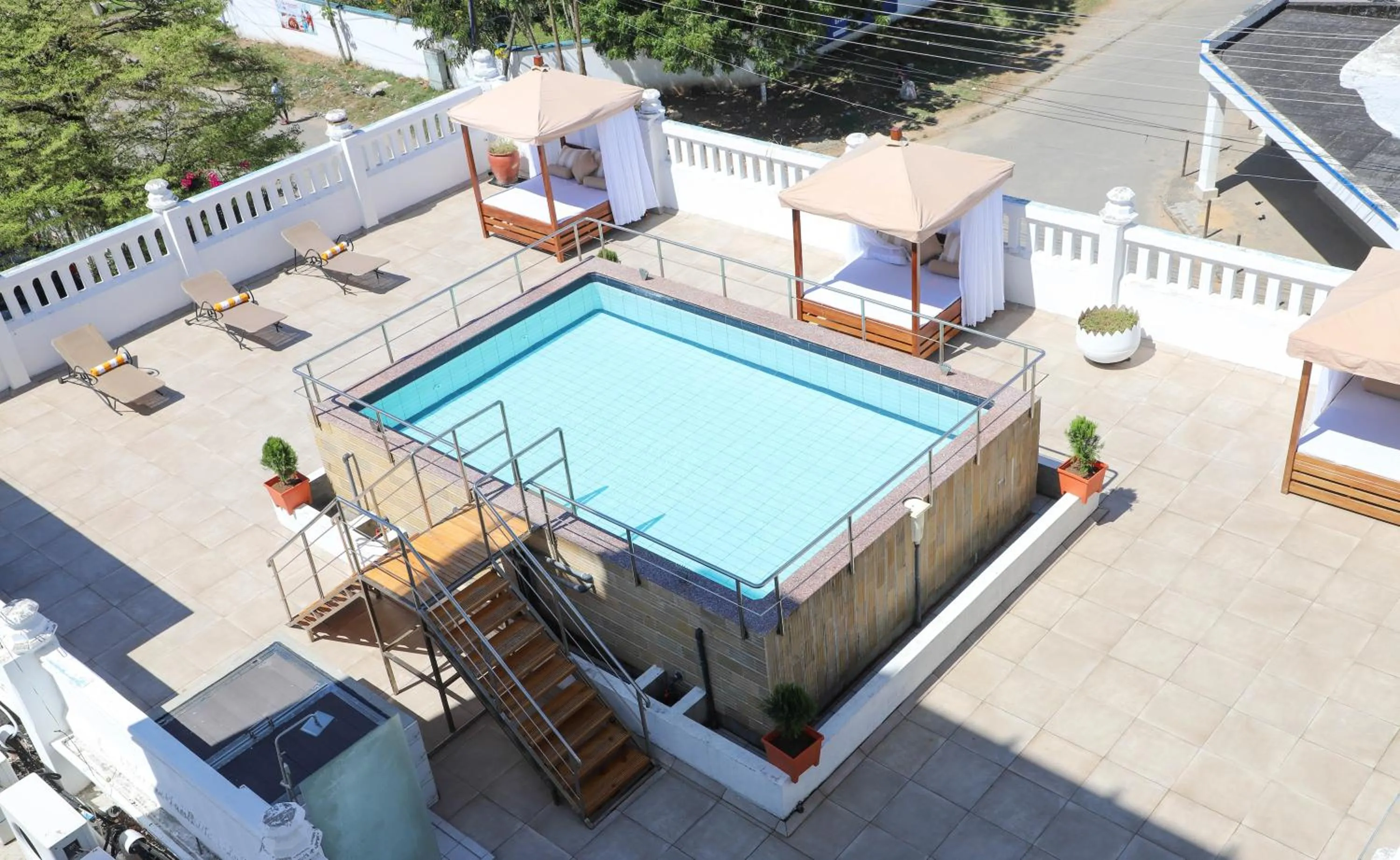 Swimming pool in Sentrim Castle Royal Hotel