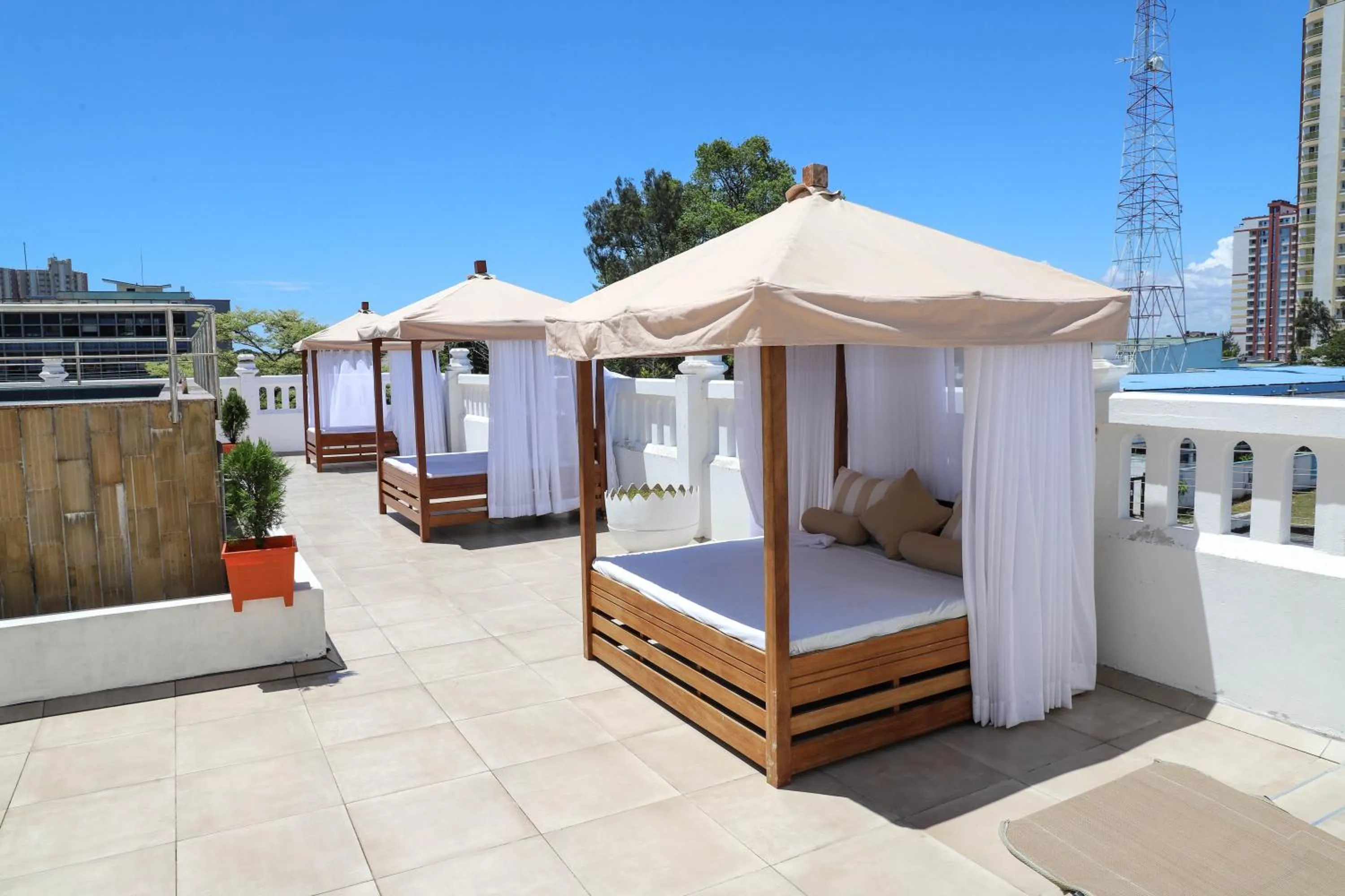 Swimming pool, Bed in Sentrim Castle Royal Hotel