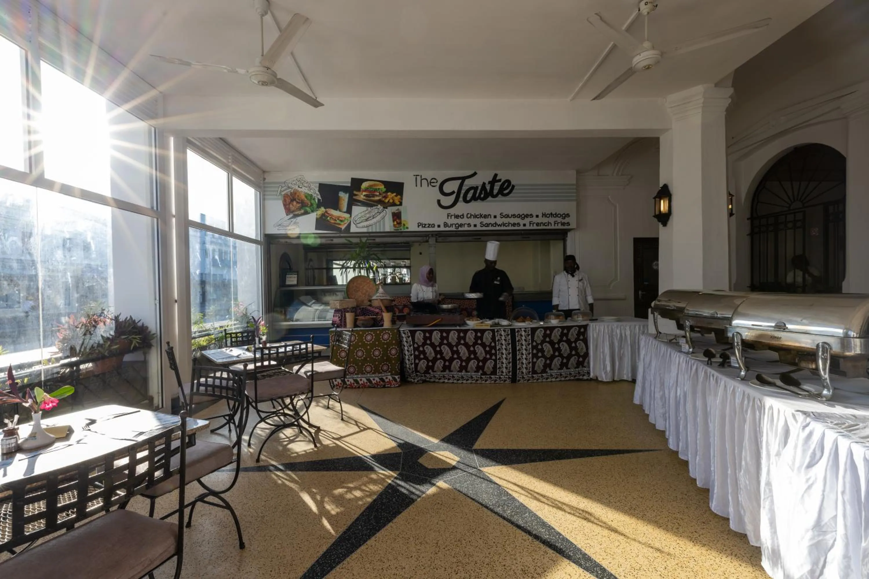 Restaurant/places to eat in Sentrim Castle Royal Hotel