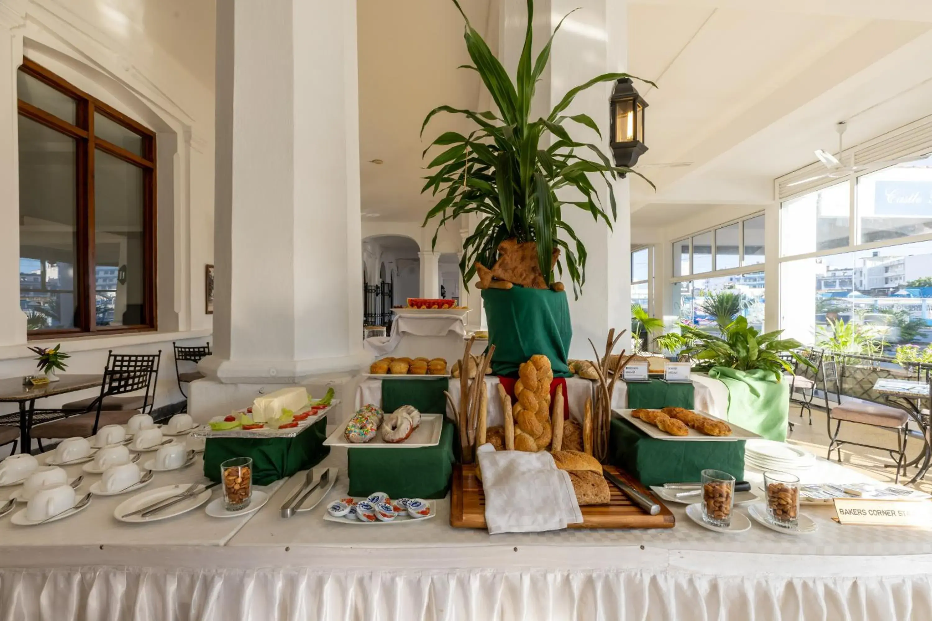 Restaurant/places to eat in Sentrim Castle Royal Hotel Restaurant/places to eat in Sentrim Castle Royal Hotel