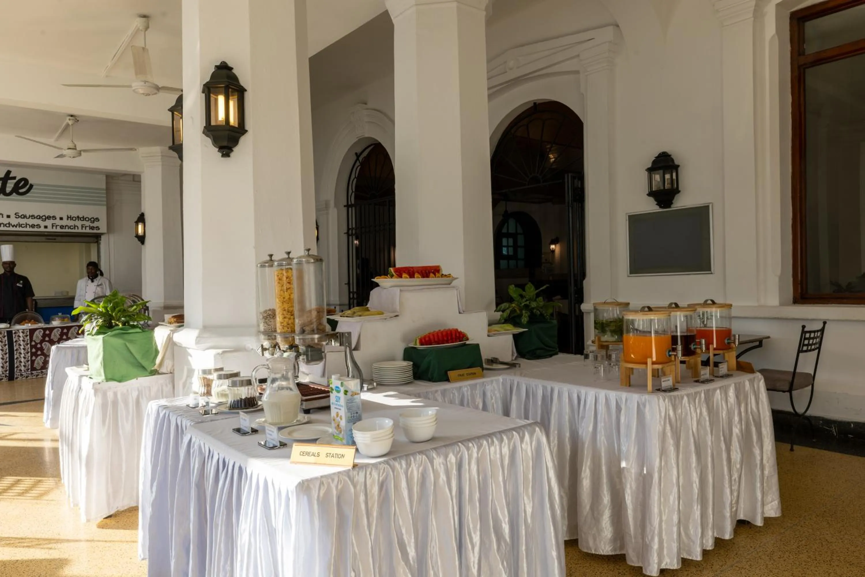 Restaurant/places to eat in Sentrim Castle Royal Hotel