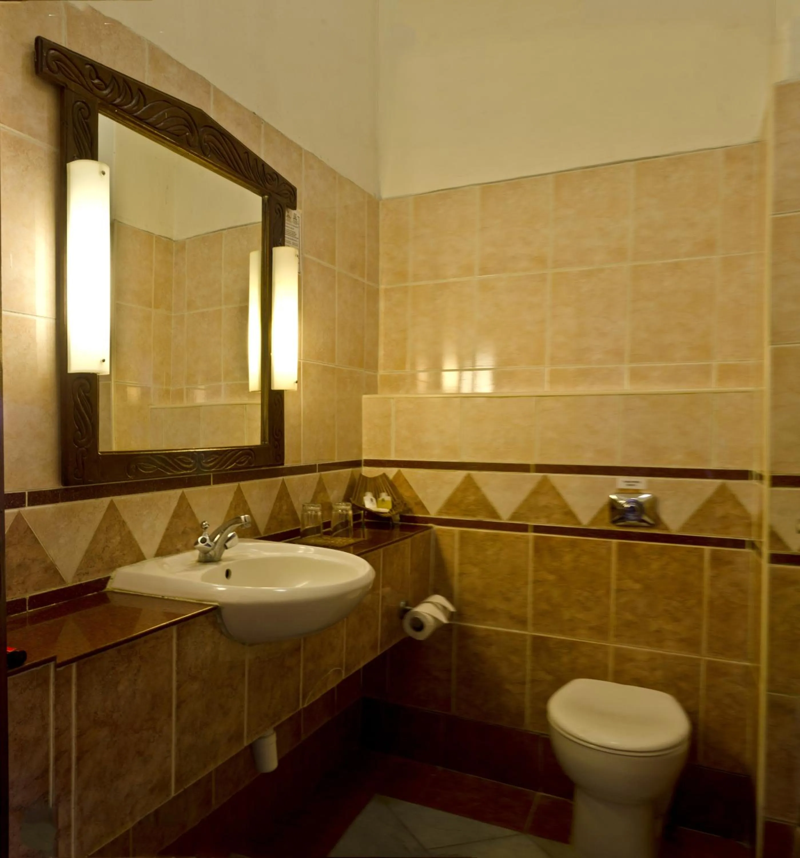 Bathroom in Sentrim Castle Royal Hotel