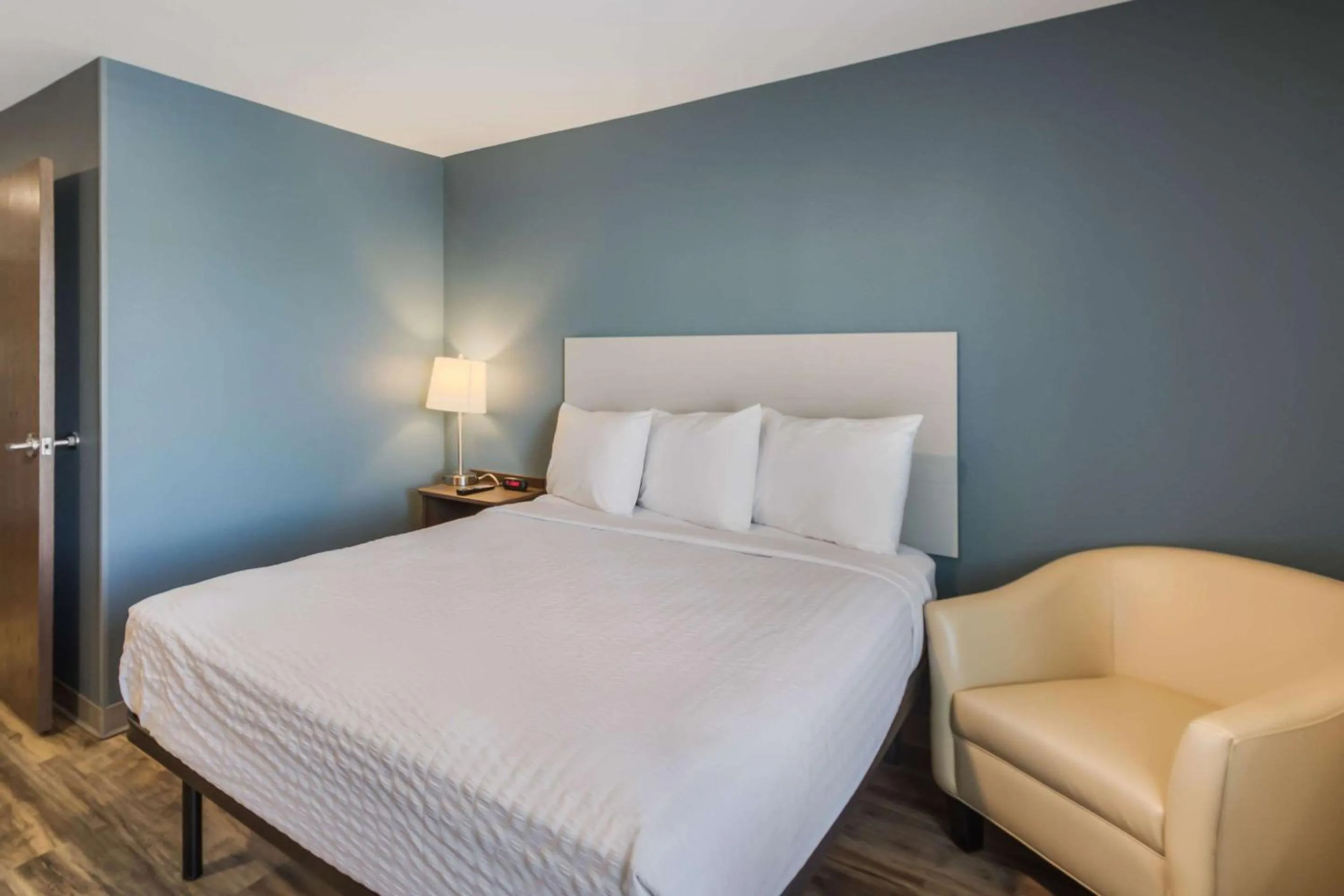Bedroom, Bed in WoodSpring Suites Round Rock-Austin North