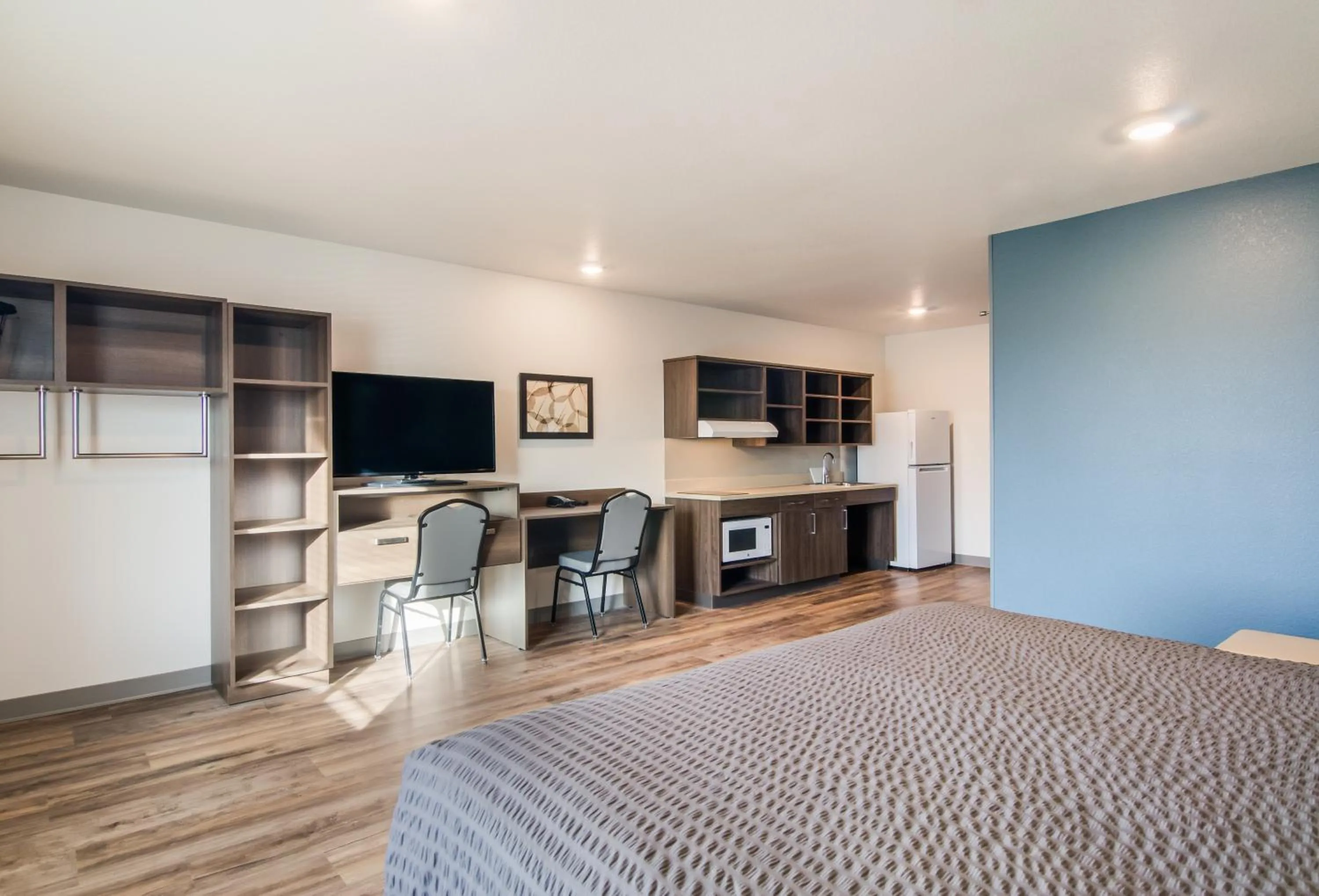 Photo of the whole room, Bed in WoodSpring Suites Thornton-North Denver