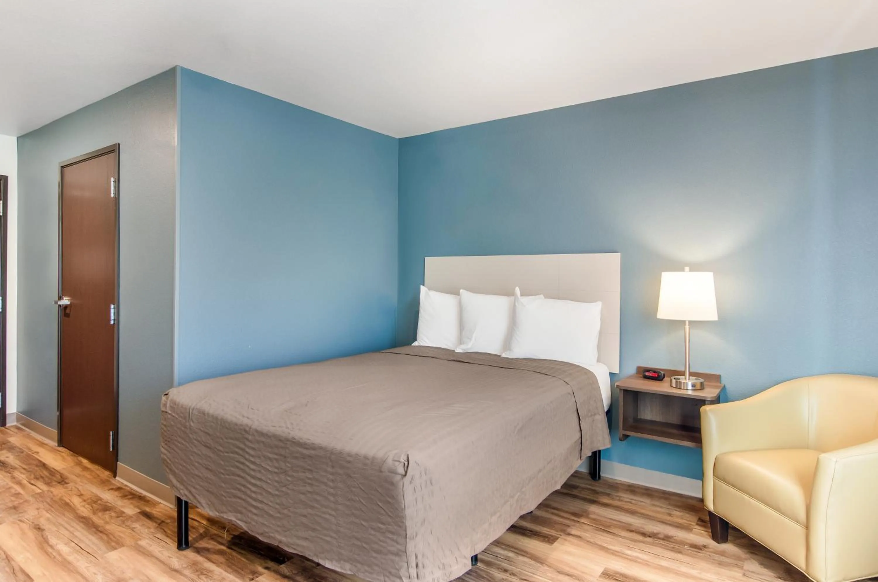 Photo of the whole room, Bed in WoodSpring Suites Thornton-North Denver