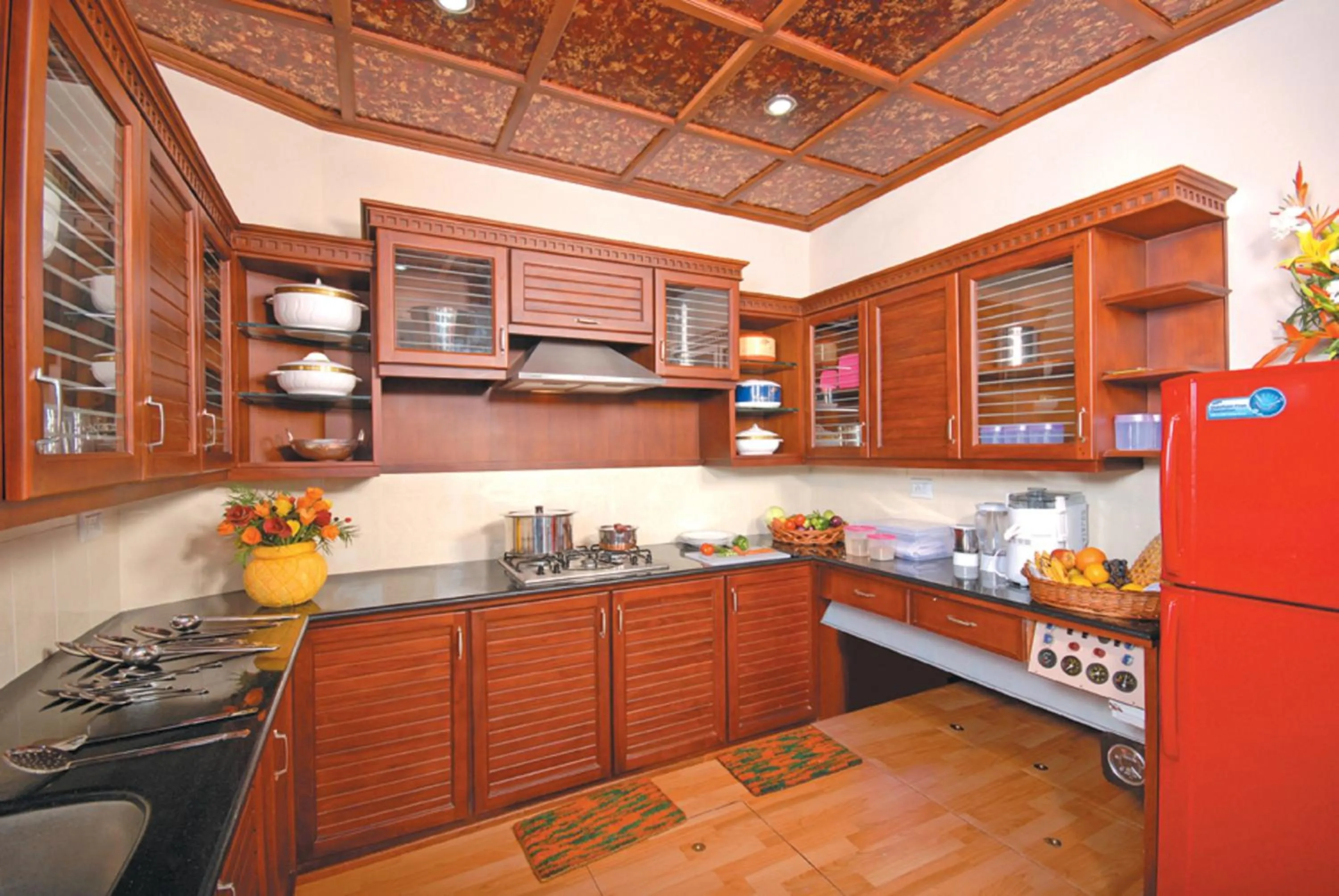 Kitchen or kitchenette in Sterling Houseboats Lake Palace, Alleppey
