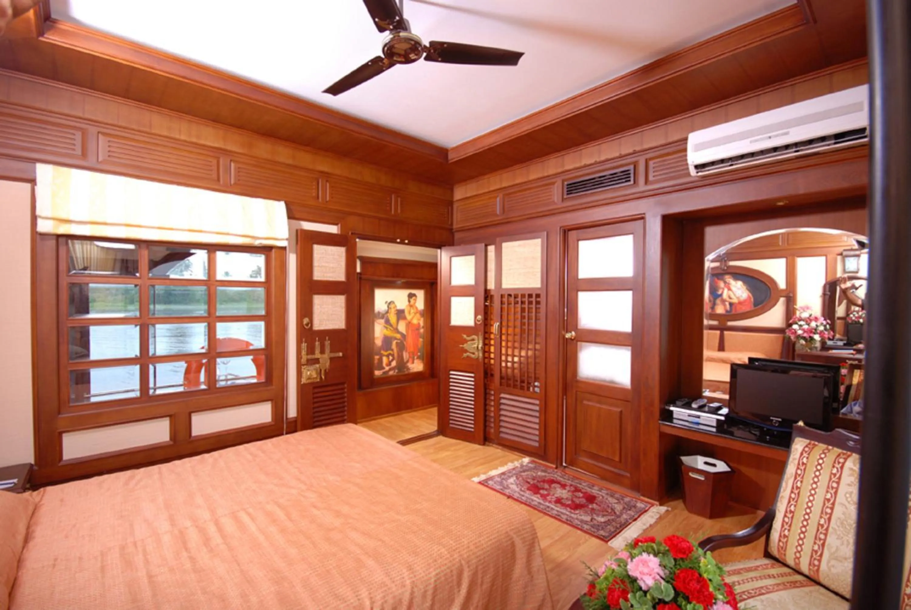 Bed in Sterling Houseboats Lake Palace, Alleppey