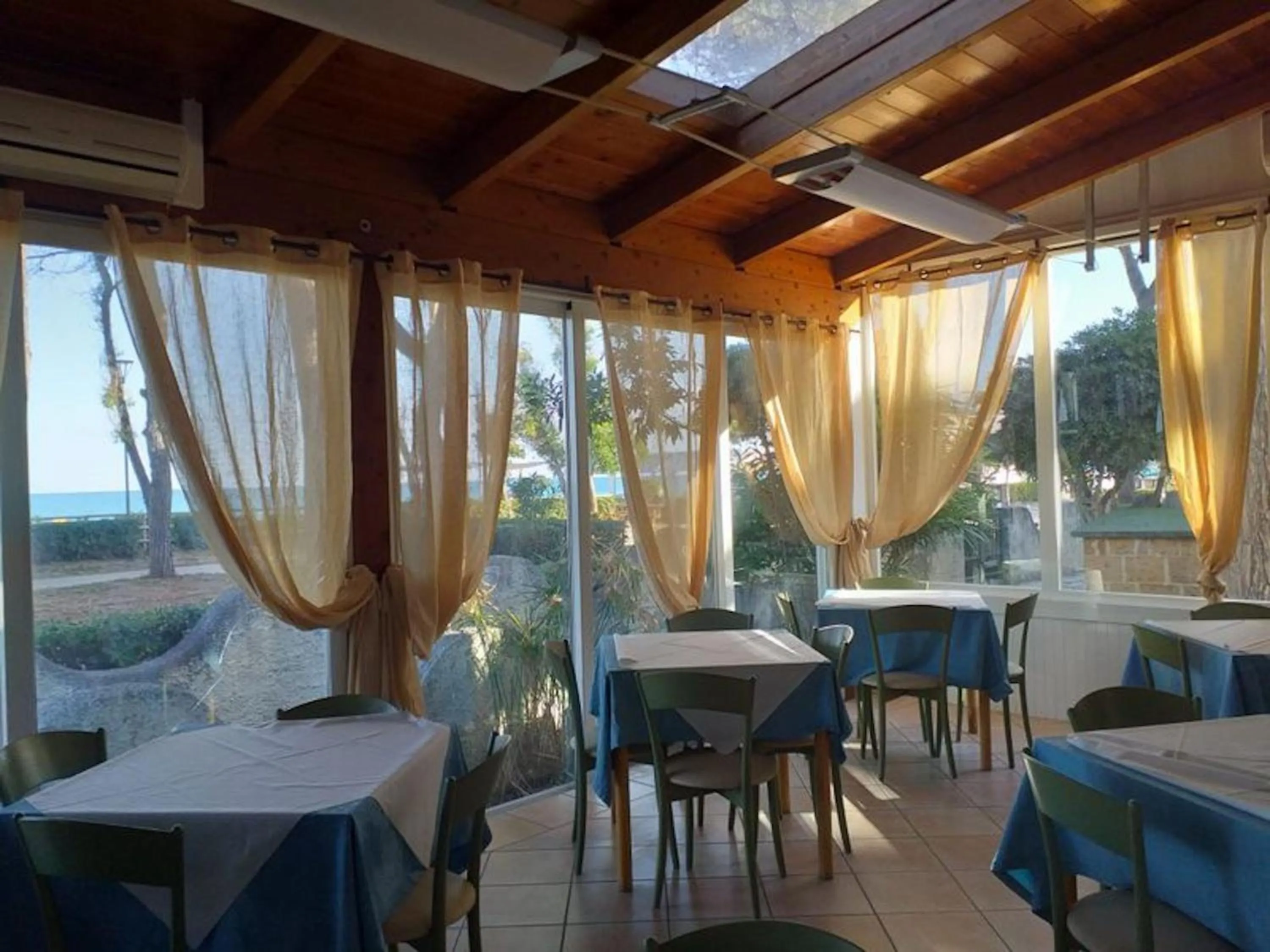 Dining area in Spacious double room beside the sea