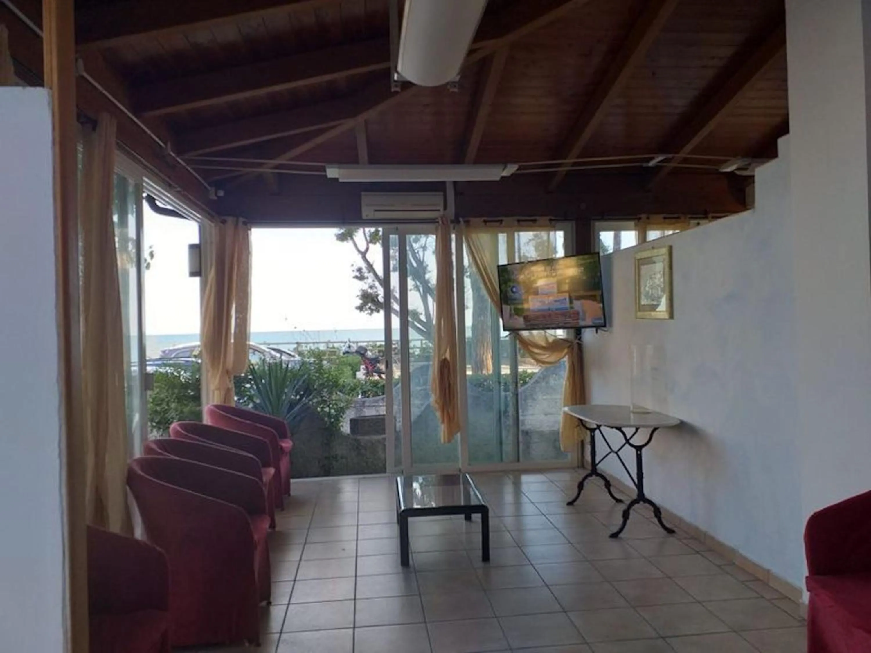 Seating area in Spacious double room beside the sea