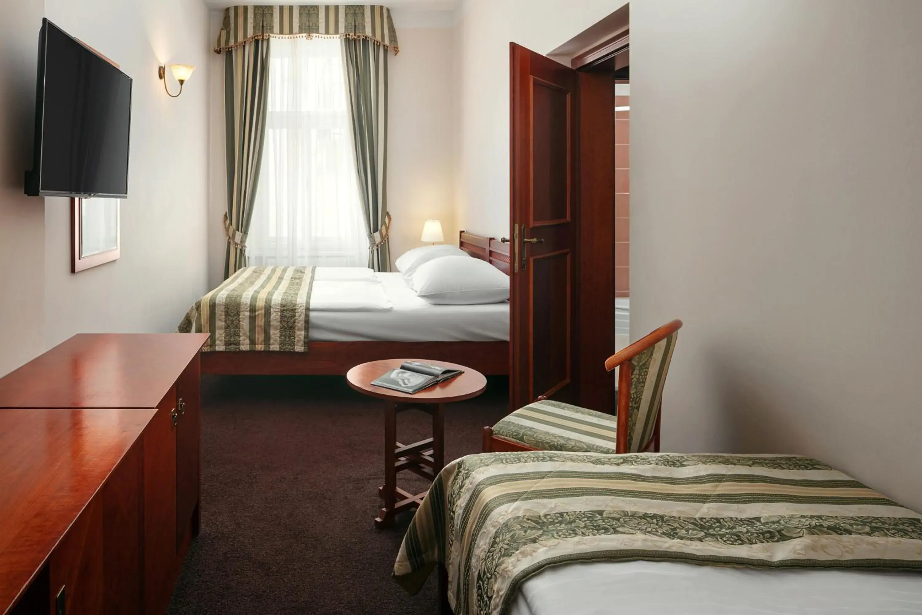 Double Room with Extra Bed in Amigo City Centre Double Room with Extra Bed in Amigo City Centre