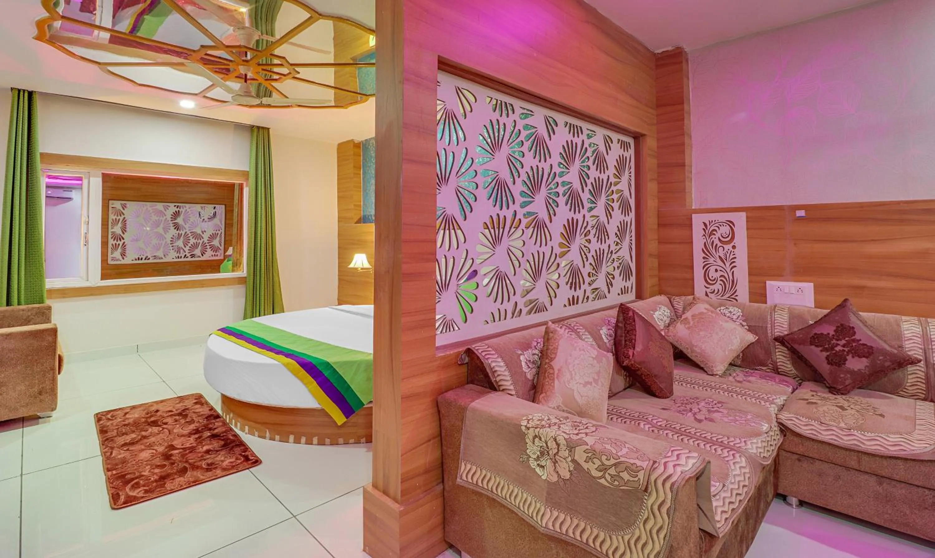 Seating area, Bed in Treebo Tropical Roots, Bhupatwala Haridwar