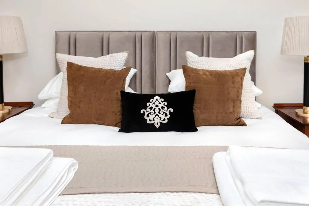 Central Harrogate townhouse apartment with parking
