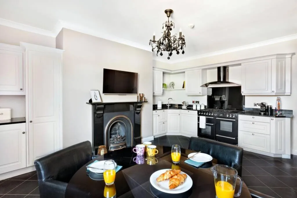 Central Harrogate townhouse apartment with parking