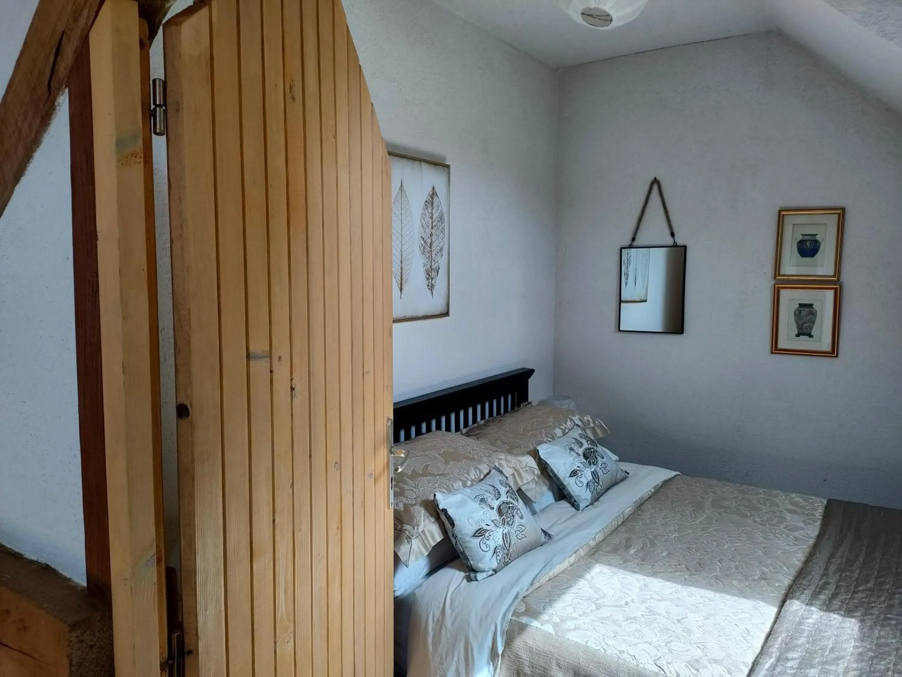 Bed in Les Bardinieres for Zoo Fleche